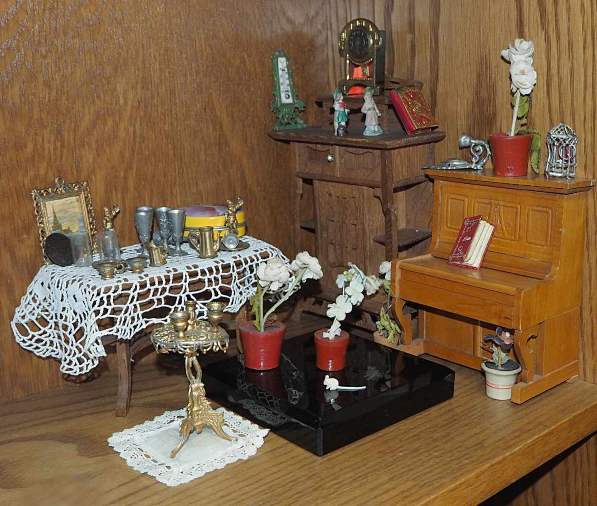 1 Konv. Puppenstubenmöbel mit kleinen Puppenversch. Möbel wie z.B. Klavier, Garderobenspiegel, - Bild 2 aus 2