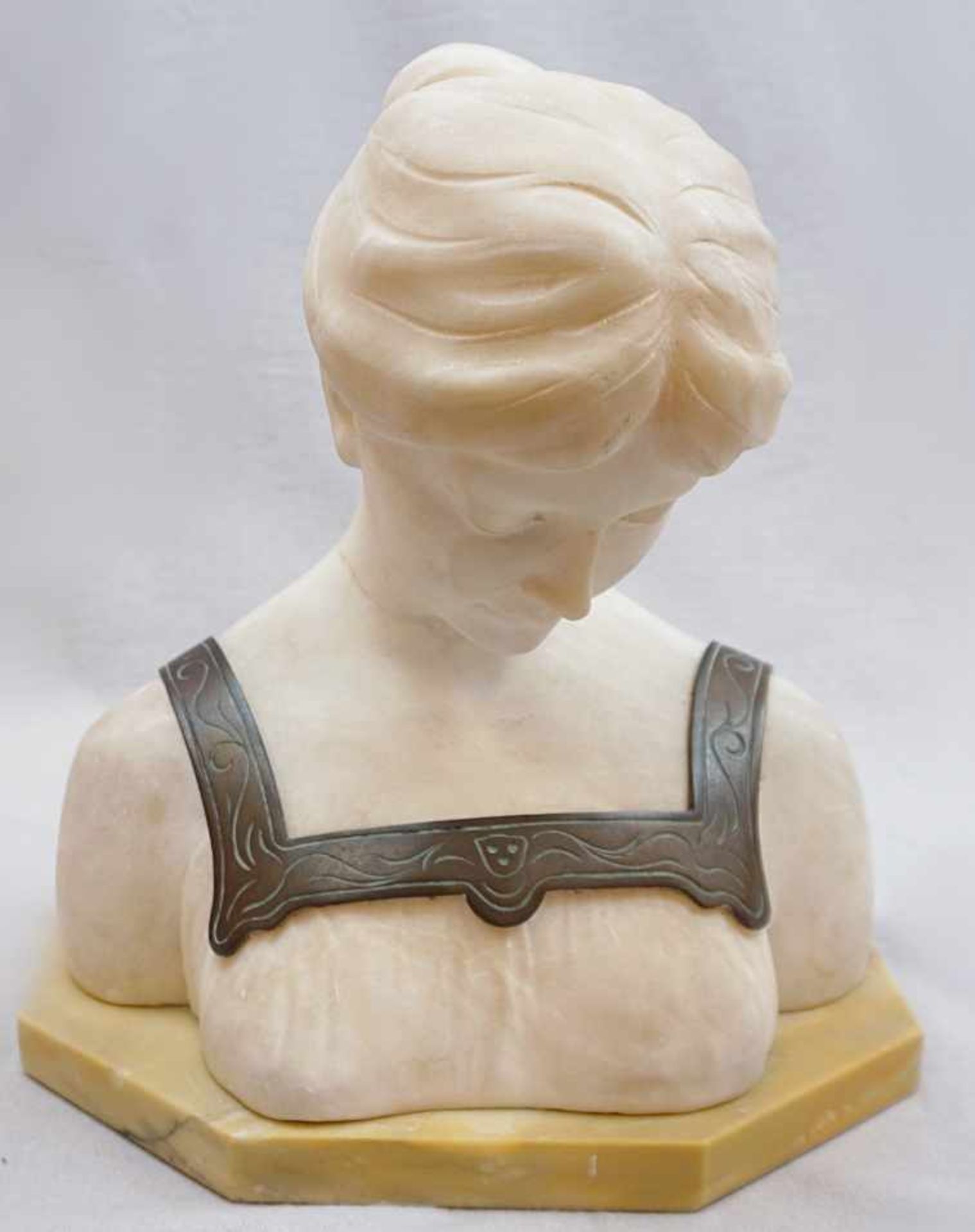 1 Büste 20. Jh. Alabaster auf Marmorsockel "Junge Frau"mit Metallappliken H ca. 30cm auf