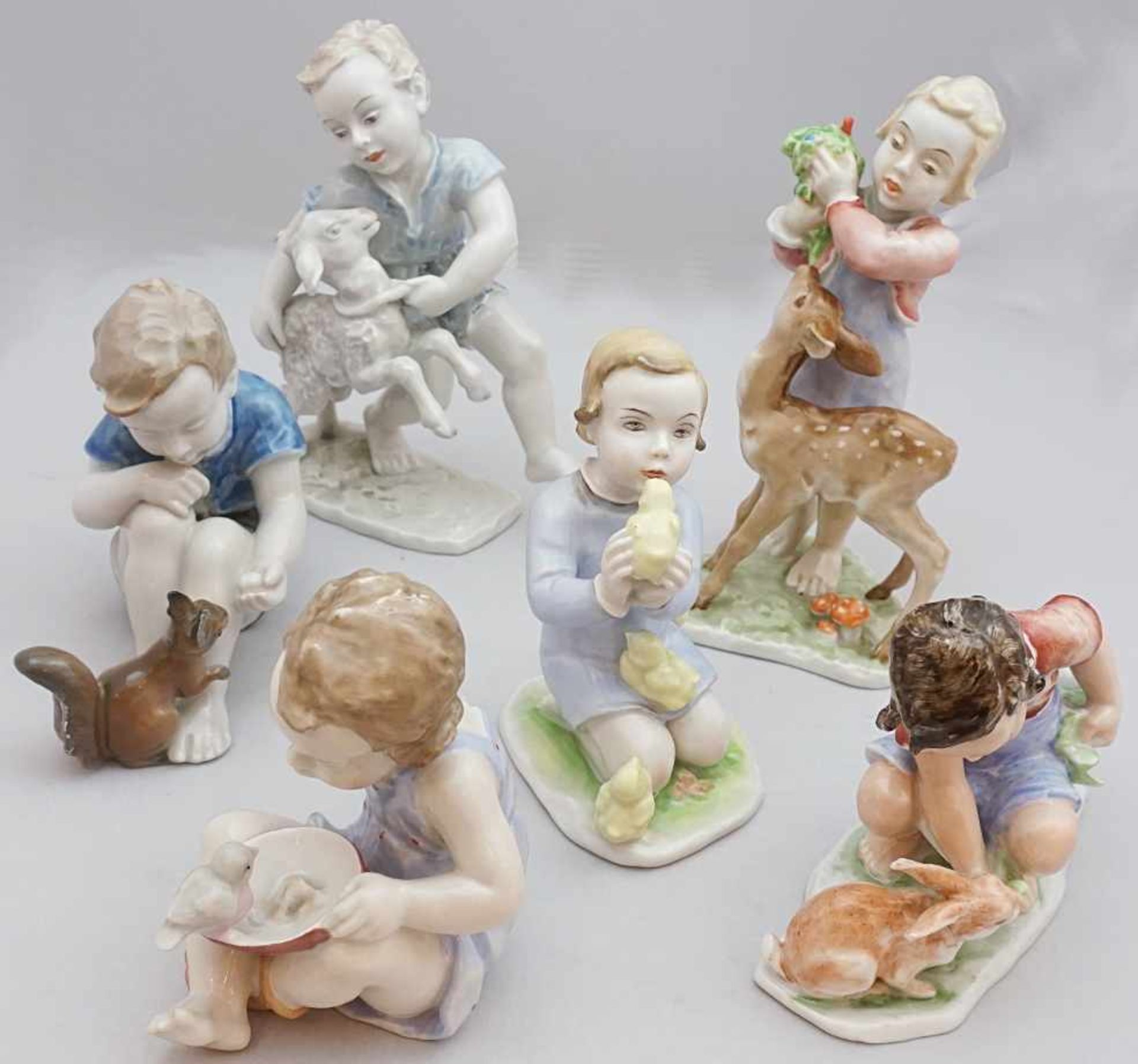 1 Konv. Porzellanfiguren ROSENTHAL "Kunstabteilung Selb""Knabe mit Eichhörnchen" "Mädchen mit Küken"