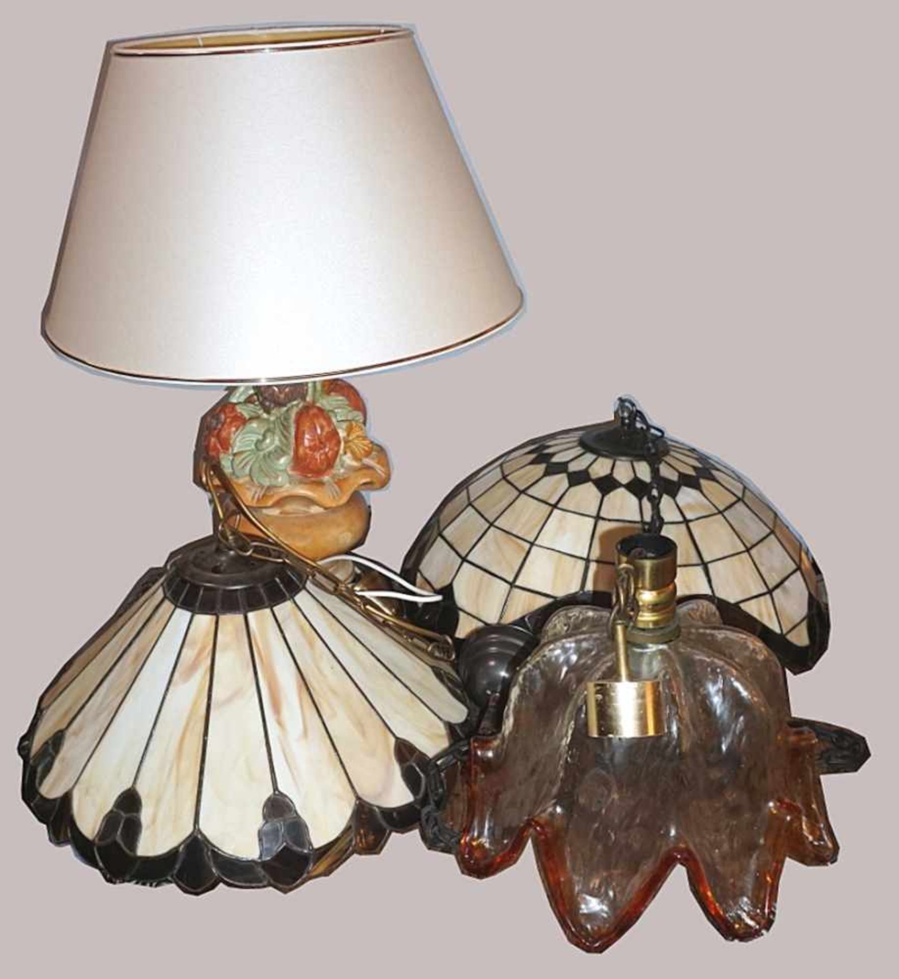 1 Tischlampe Schaft Holz beschnitzt in Obstkorbform H ca. 68cmsowie 1 Konv. Buntglaslampen/