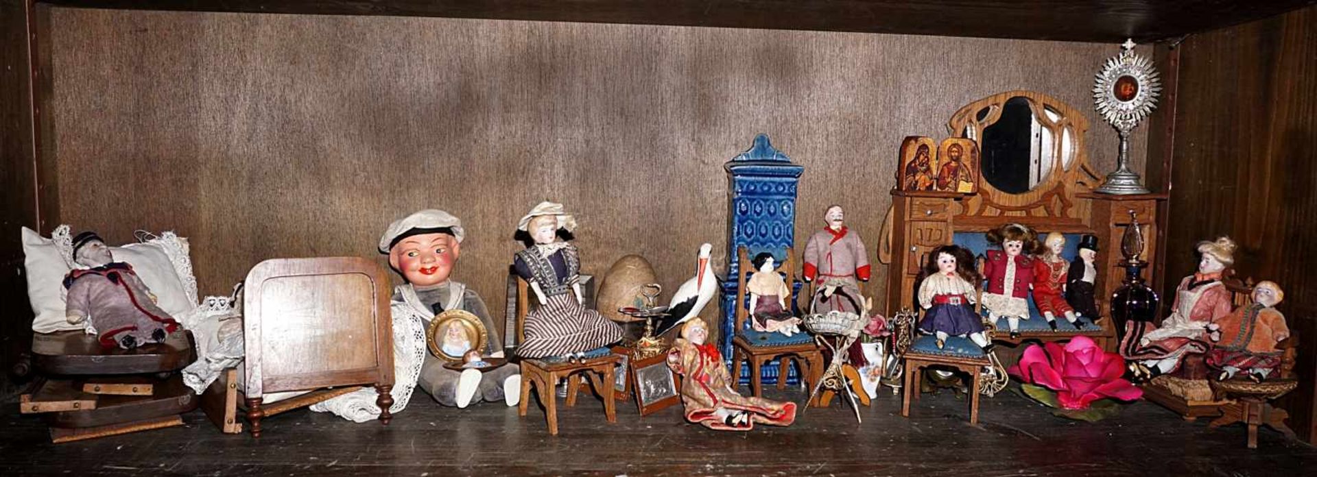 1 Konv. Puppenstubenmöbel mit versch. Puppenz.B. Kamin, Sitzbank im Stil des 19. Jh., versch.