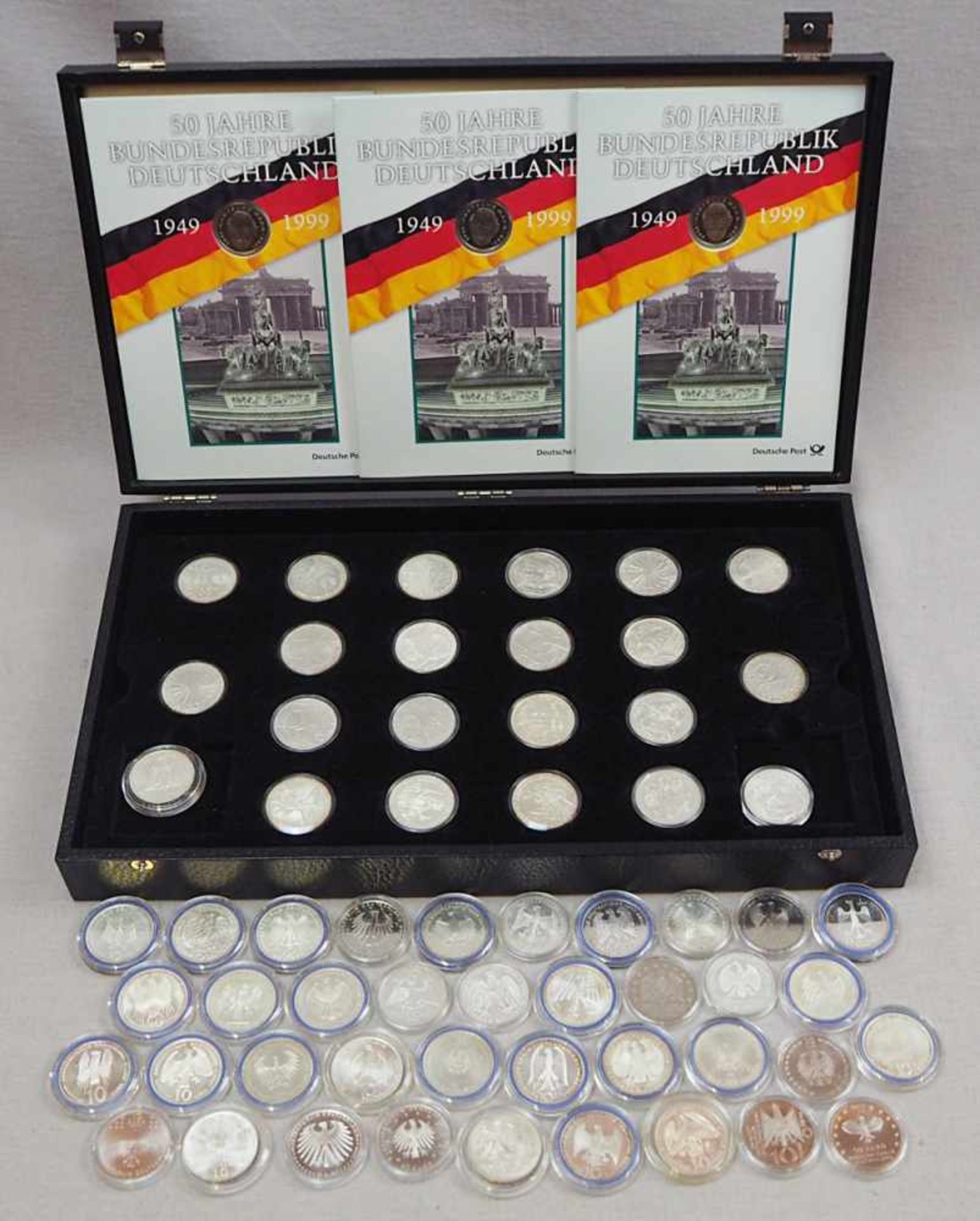 1 Konv. Münzen/MedaillenSi. u.a. BRD Gedenkmünzen, 10 DM, USA, Kanada, "Olympia", in 2 Etuis - Image 2 of 2