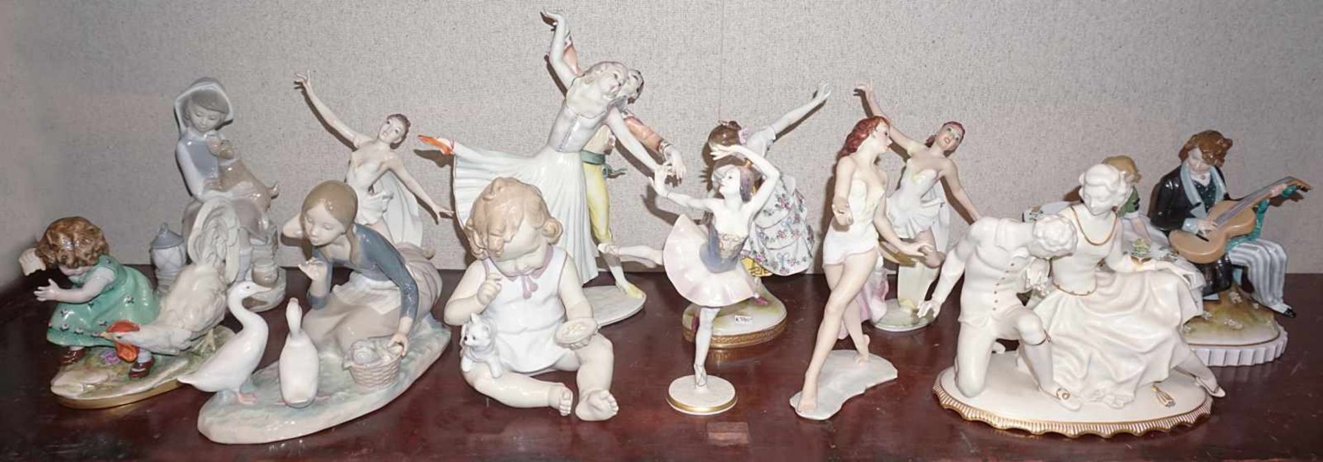 1 Konv. Porzellanfiguren HUTSCHENREUTHER LLADRO u.a."Tänzerinnen" "Gänsemagd" "Musizierendes - Bild 2 aus 2