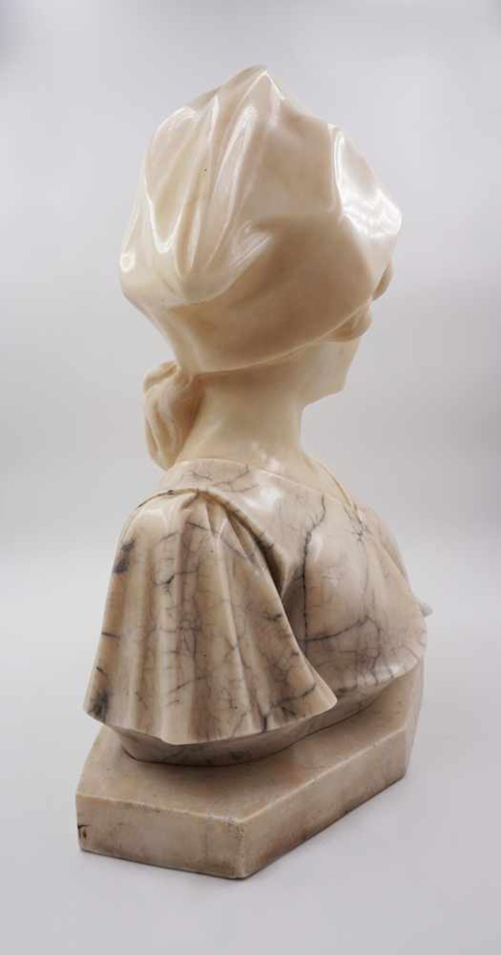 1 Skulptur Marmor "Mädchenbüste mit Tuch" wohl um 1900 signiert A. GENNAY - Bild 2 aus 3