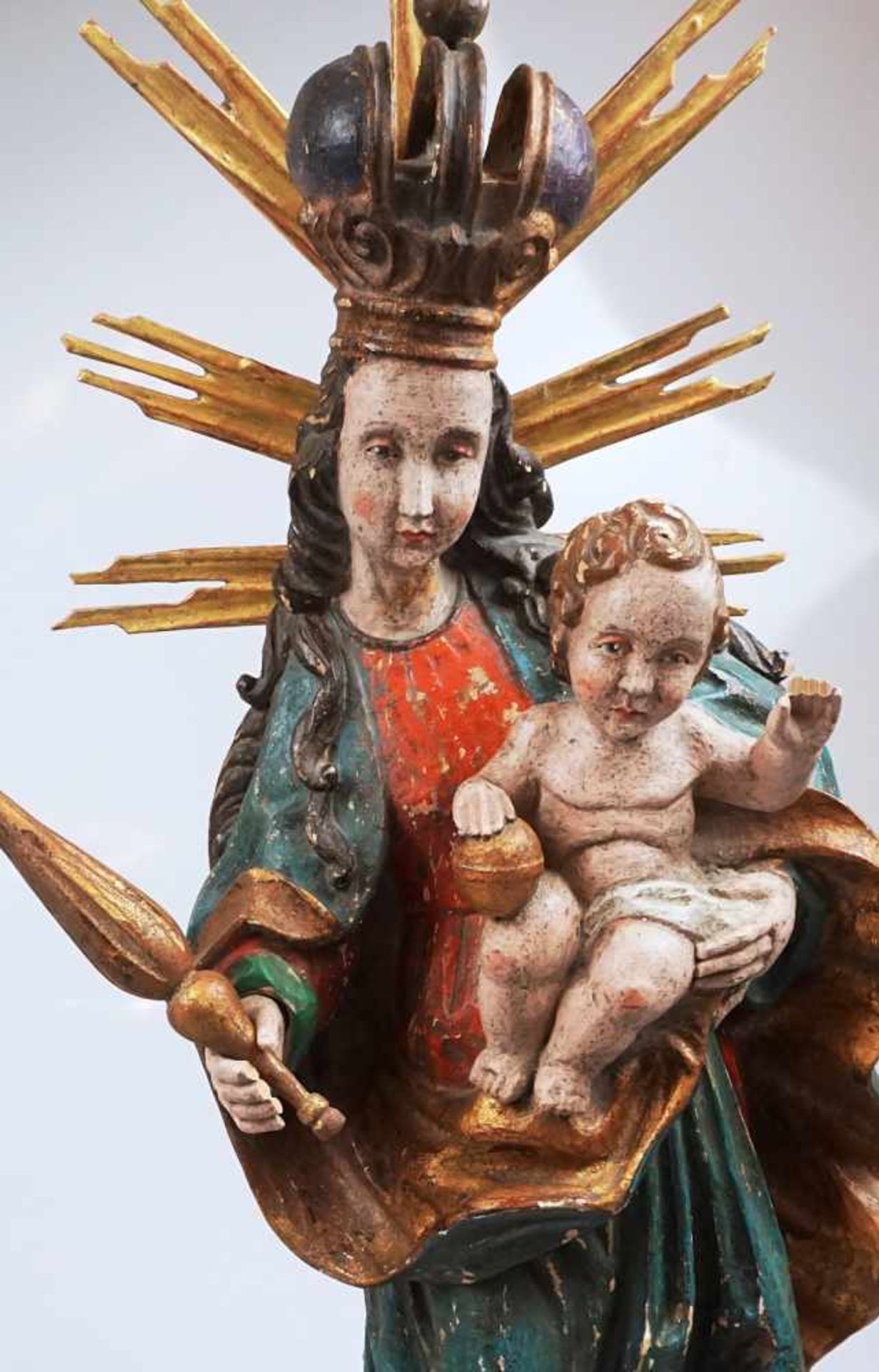 1 Skulptur Holz geschnitzt "Strahlenkranzmadonna mit Kind", - Bild 2 aus 2