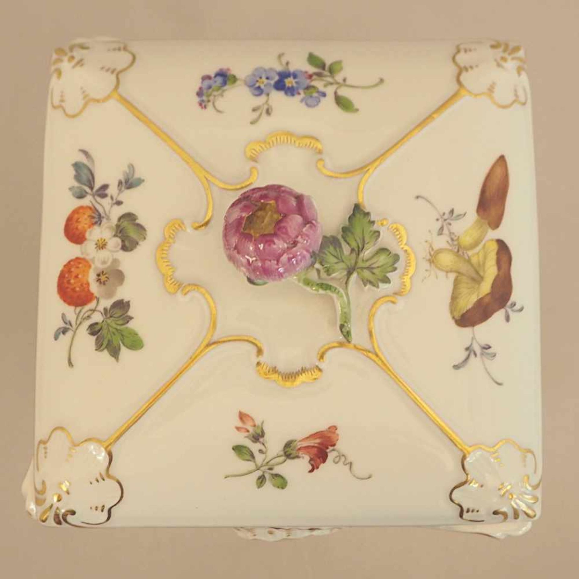 Teedose Porzellan MEISSEN 1x gestr., weiß mit polychromer Bemalung "Früchte und Blütendekor" z - Bild 5 aus 6