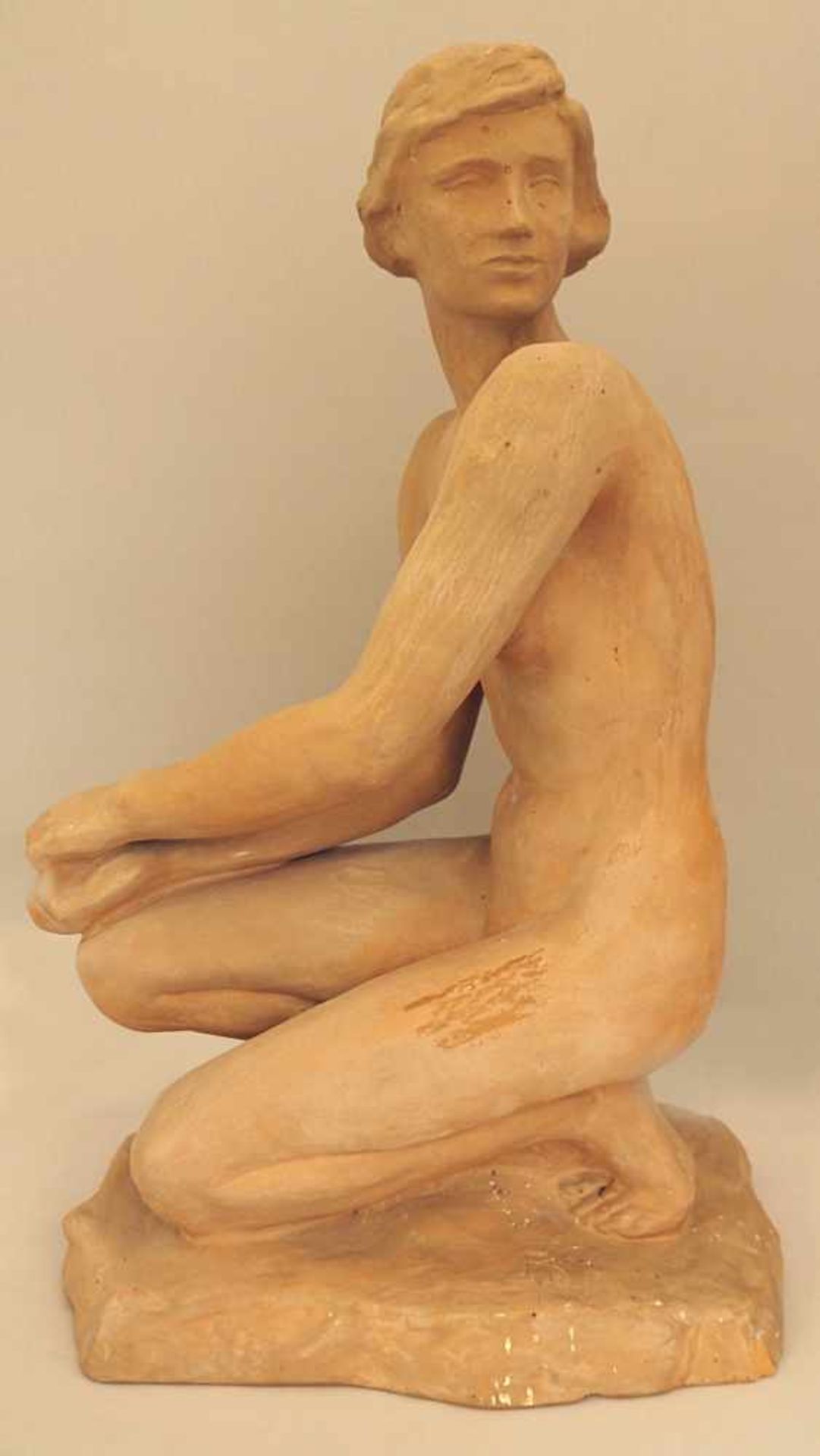 1 Figur Ton/Keramik "Die Schauende", monogr. "FK" (wohl Fritz KLIMSCH 1870-1960),