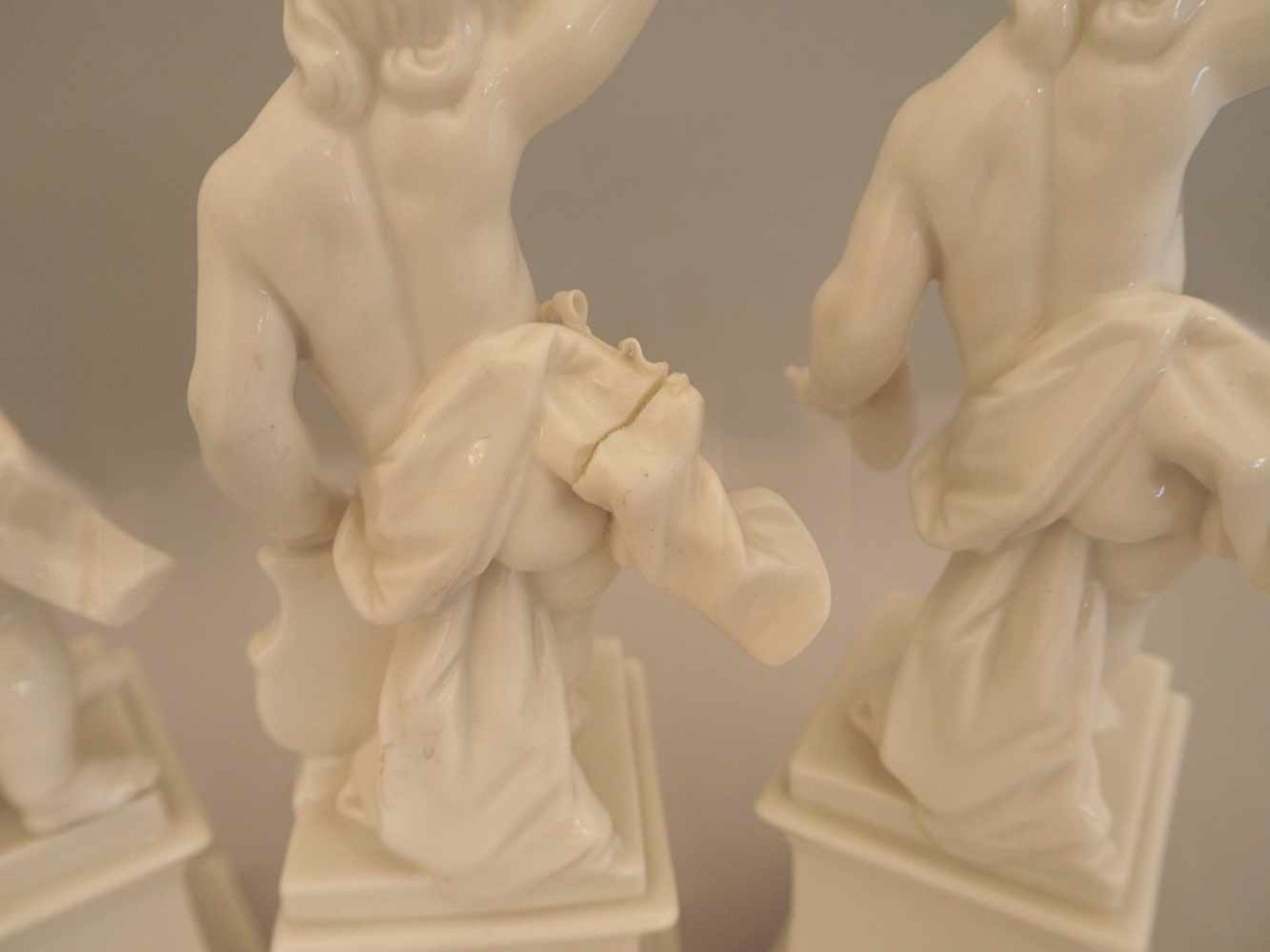 3 Figuren Porzellan auf Wappensockel NYMPHENBURG "Putto mit Schlagbecken" "Putto als Apollo" - Image 3 of 4