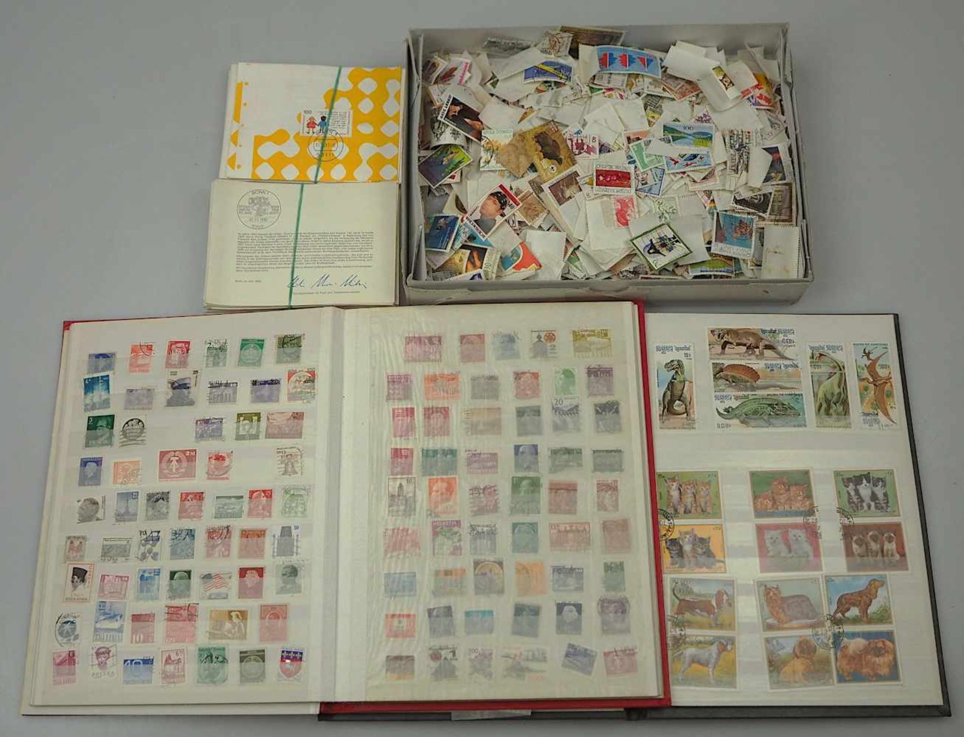 1 Konv. Briefmarken ETB's u.a. BRD, alle Welt wohl ab 1950 gesammelt unkomplett in Alben und lose