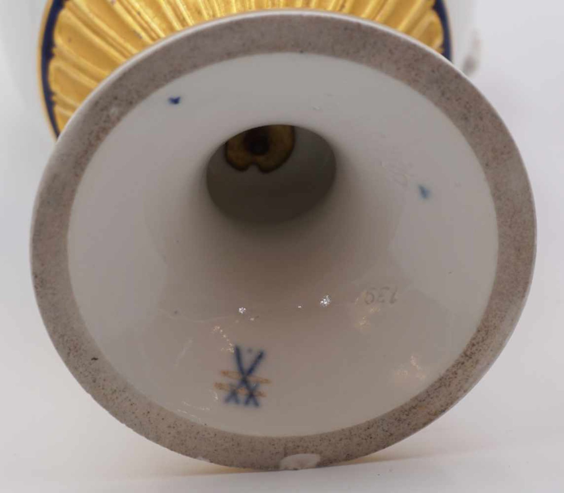1 Schlangenhenkelvase Porzellan MEISSEN, 2x gestr.,bemalt "Blumenbouquet", z.T. kobaltblau/goldst - Image 3 of 3