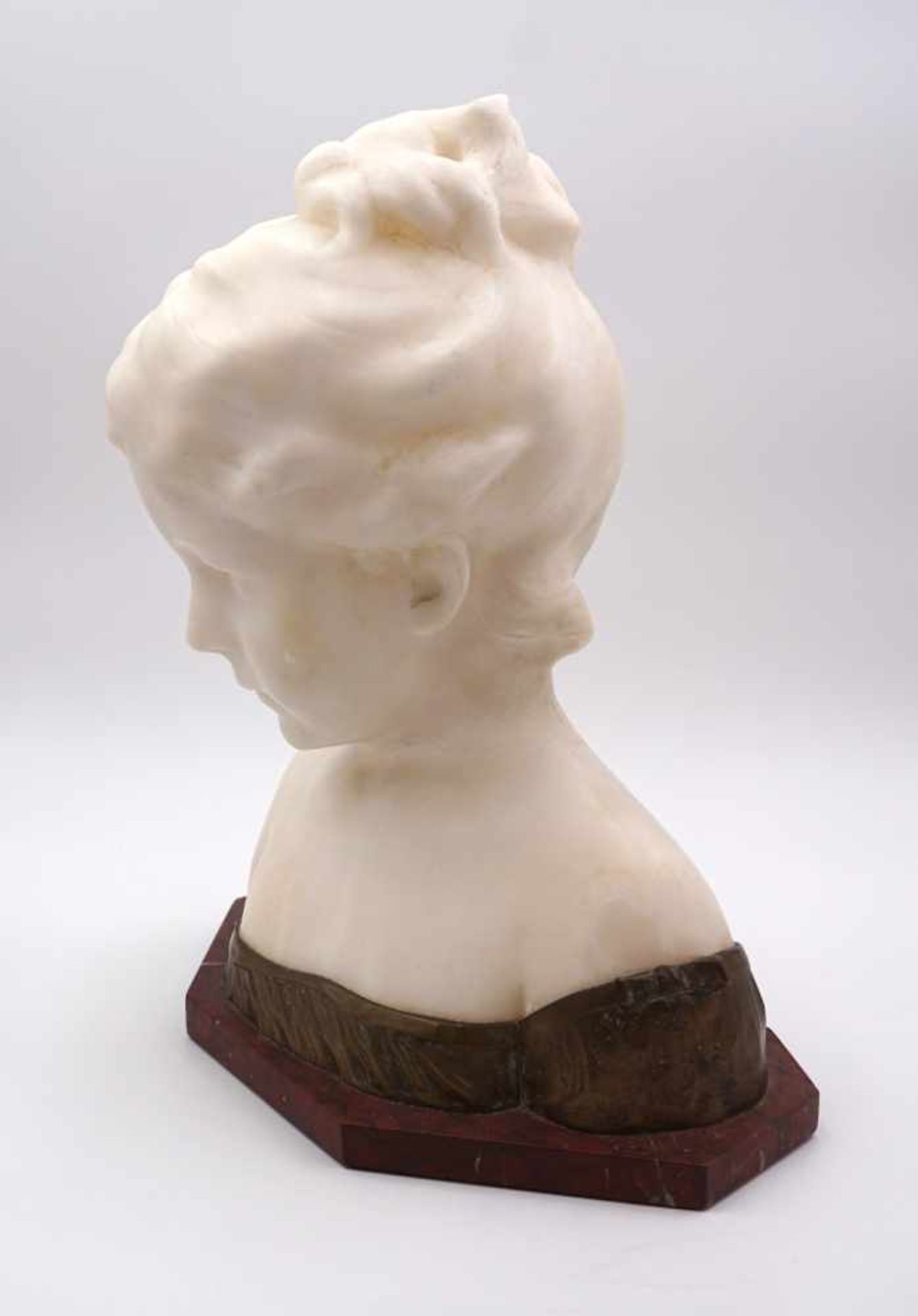 1 Skulptur wohl Alabaster "Mädchenbüste" wohl um 1900, signiert GINO - Bild 3 aus 3