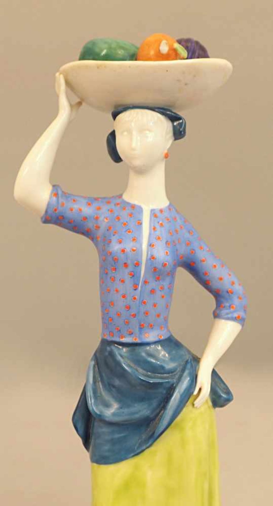 Figur Porzellan NYMPHENBURG "Mädchen mit Obstkorb", Entwurf Johanna KÜNZLI wohl um 1955, - Bild 5 aus 7