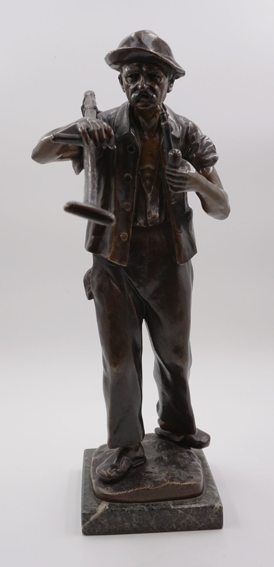1 Figur wohl Bronze "Bauer mit Sense und Pfeife" auf Plinthe sign. JÄGER,