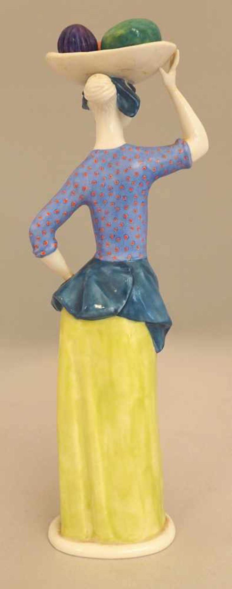 Figur Porzellan NYMPHENBURG "Mädchen mit Obstkorb", Entwurf Johanna KÜNZLI wohl um 1955, - Image 2 of 7