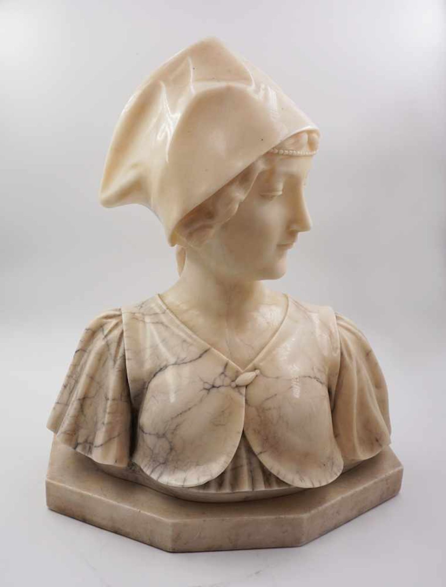 1 Skulptur Marmor "Mädchenbüste mit Tuch" wohl um 1900 signiert A. GENNAY