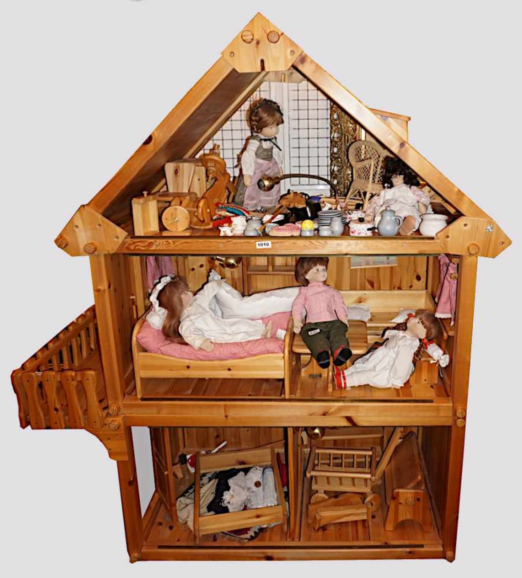 1 Puppenhaus Holz ca. 196x152x74cm m. passenden Holzmöbeln und Zubehör