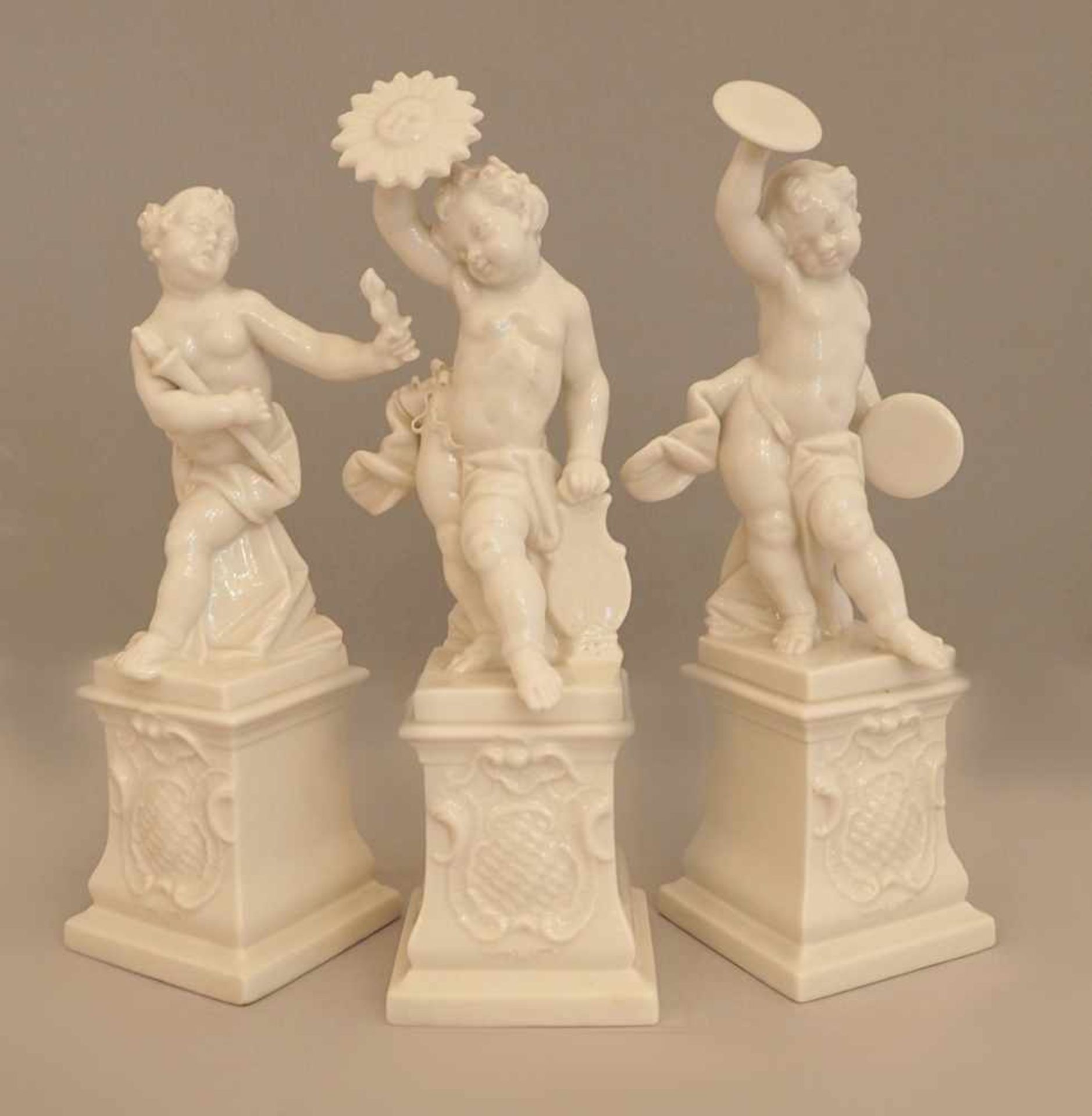 3 Figuren Porzellan auf Wappensockel NYMPHENBURG "Putto mit Schlagbecken" "Putto als Apollo"