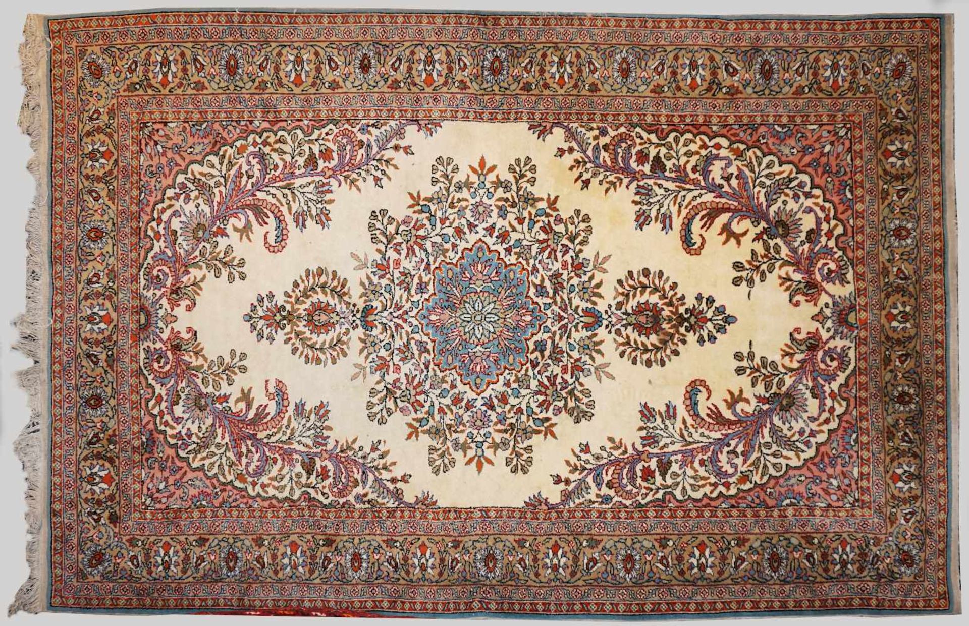 1 Orientteppich beigegr. flor. Dekor Mehrfachbordüre ca. 220x146cm Fransen z.T. beschn. min. abg