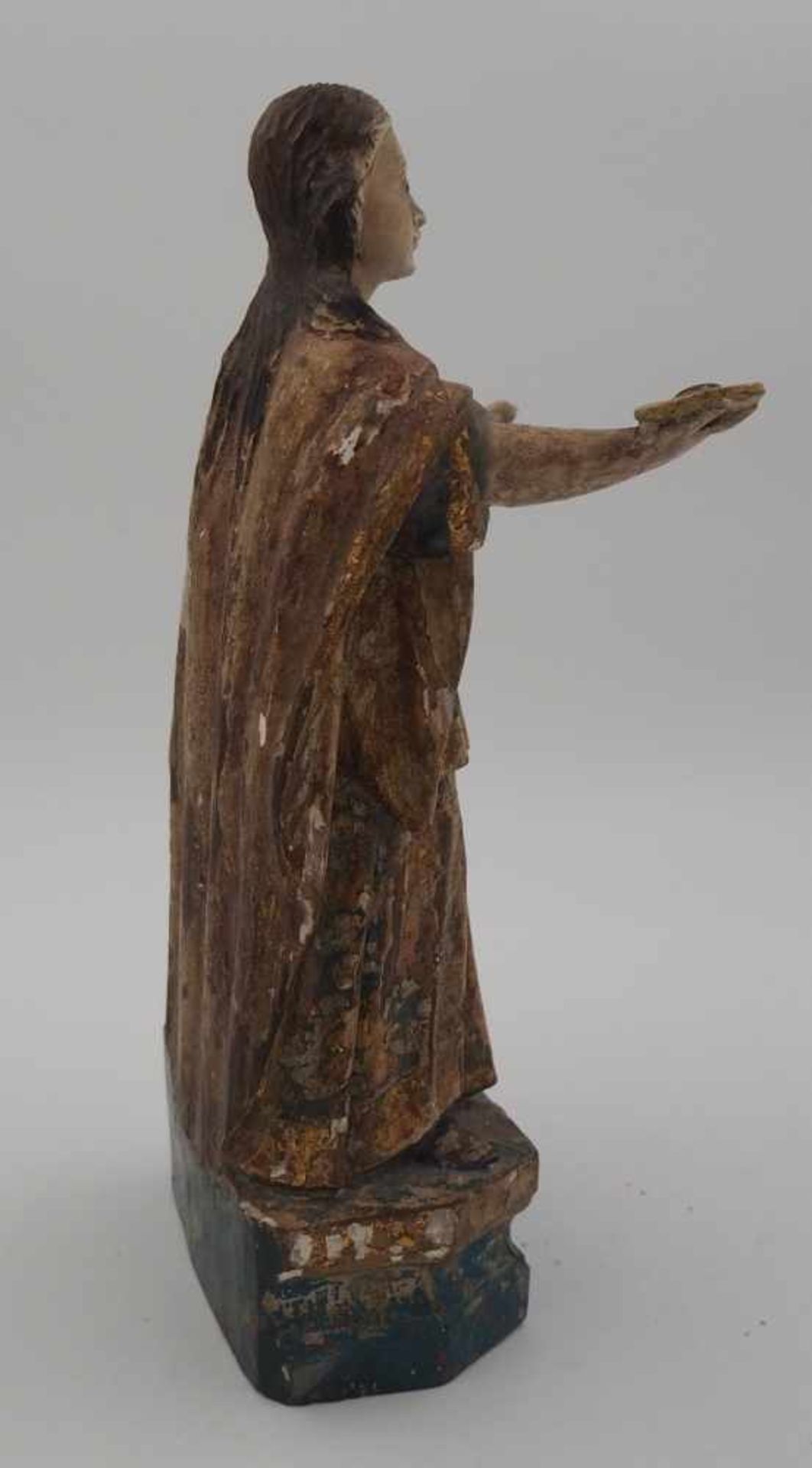 1 Statuette "Santa Luzia" wohl 18/19.Jh./Spanien, Holz geschnitzt, polychrome Fassung goldstaffie - Bild 2 aus 4