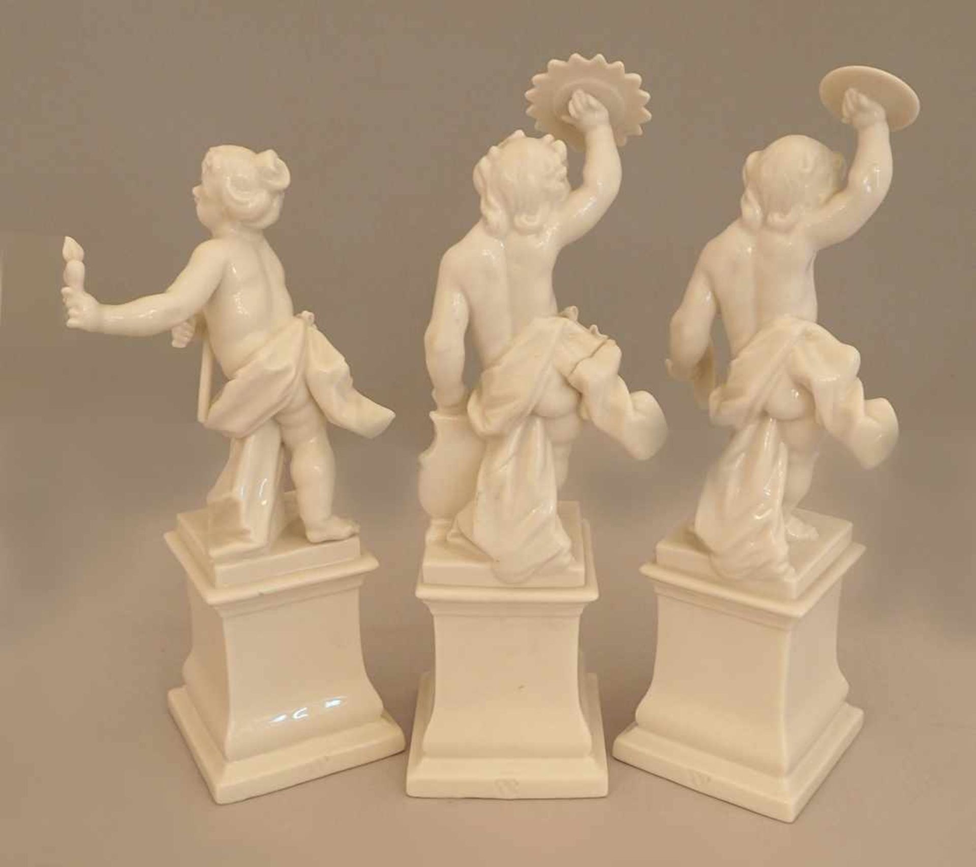 3 Figuren Porzellan auf Wappensockel NYMPHENBURG "Putto mit Schlagbecken" "Putto als Apollo" - Bild 2 aus 4