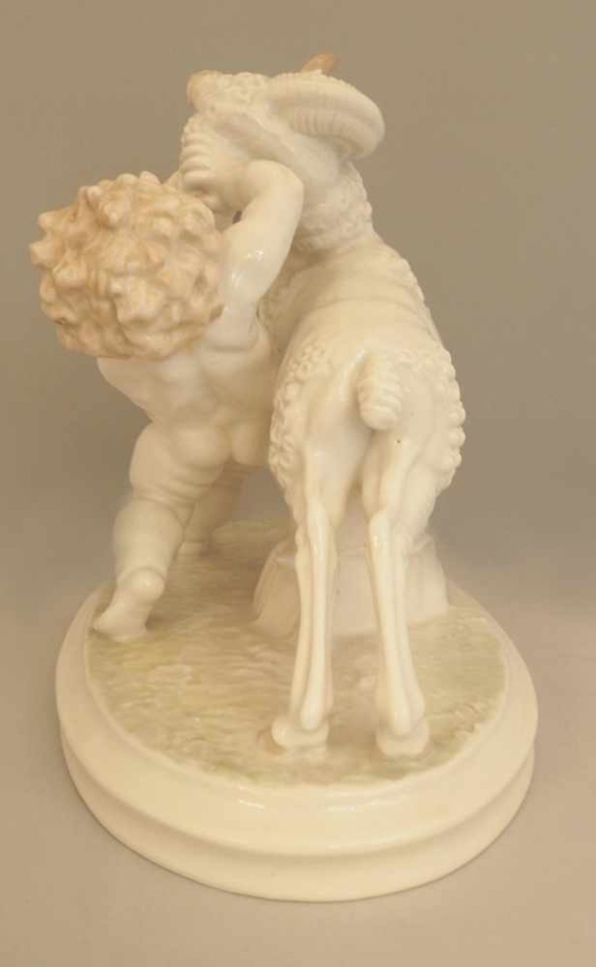 1 Figur Porzellan HUTSCHENREUTHER US. Zone, "Putto bändigt Widder", - Bild 4 aus 5