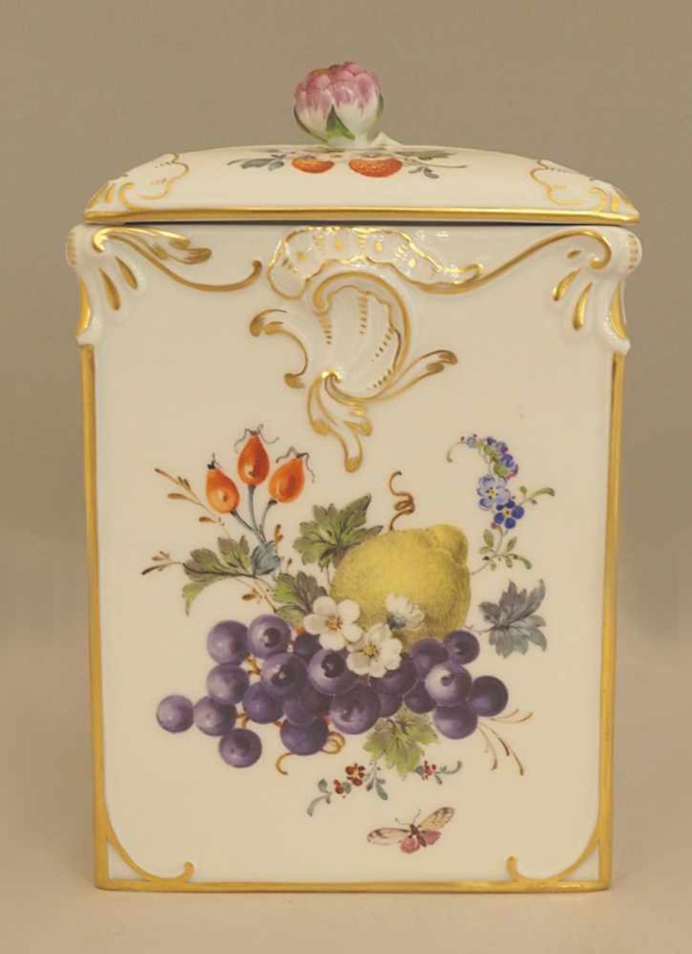 Teedose Porzellan MEISSEN 1x gestr., weiß mit polychromer Bemalung "Früchte und Blütendekor" z