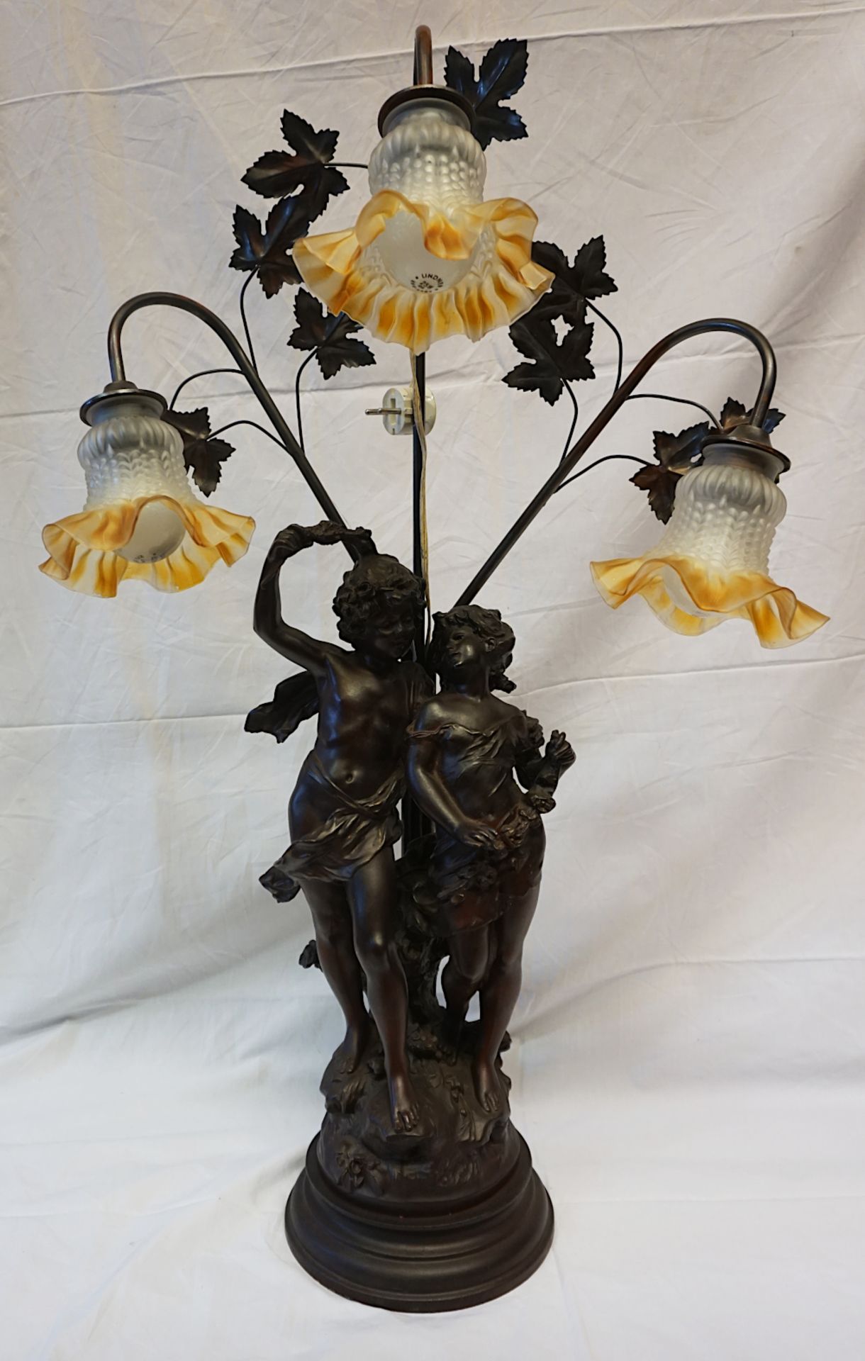 1 Tischlampe Metall Masse u.a. 3-flammigFuß bestehend aus Figurengruppe "Blumenkinder