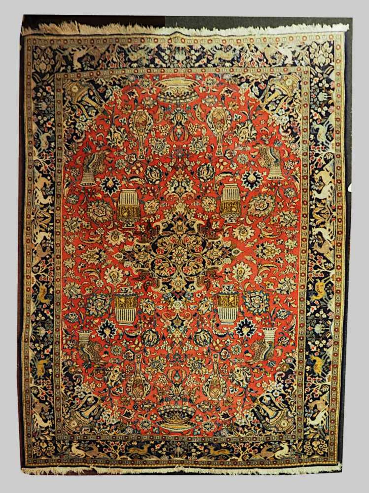 1 Orientteppich GHOM rotgrundigVasendekor ca. 338x225cm Fransen z.T. beschn. abgetr. m