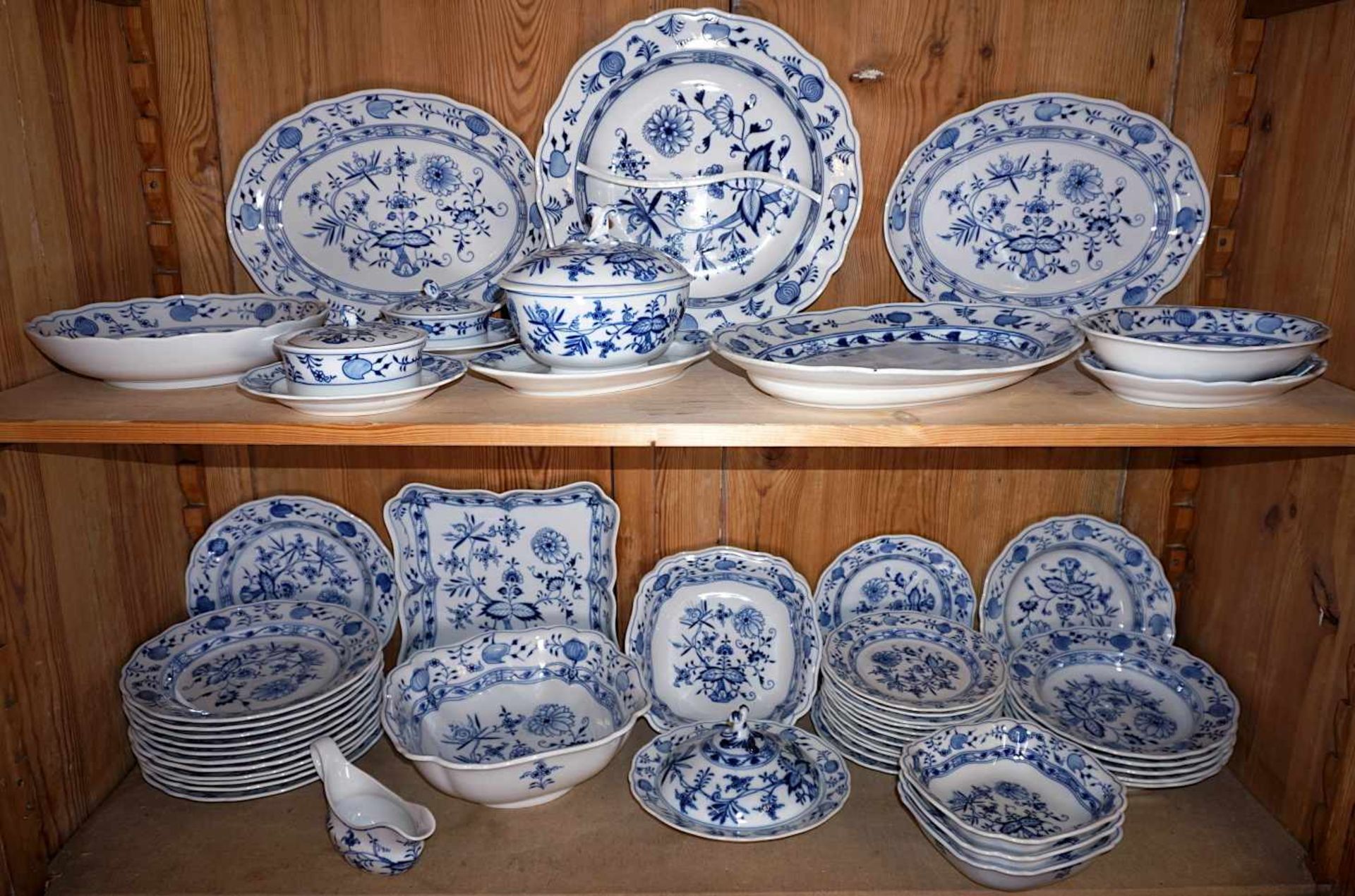 1 Speiseservice Porz. MEISSEN "Zwiebelmuster"größtenteils 1. Wahl f. min. 6 Pers. ve