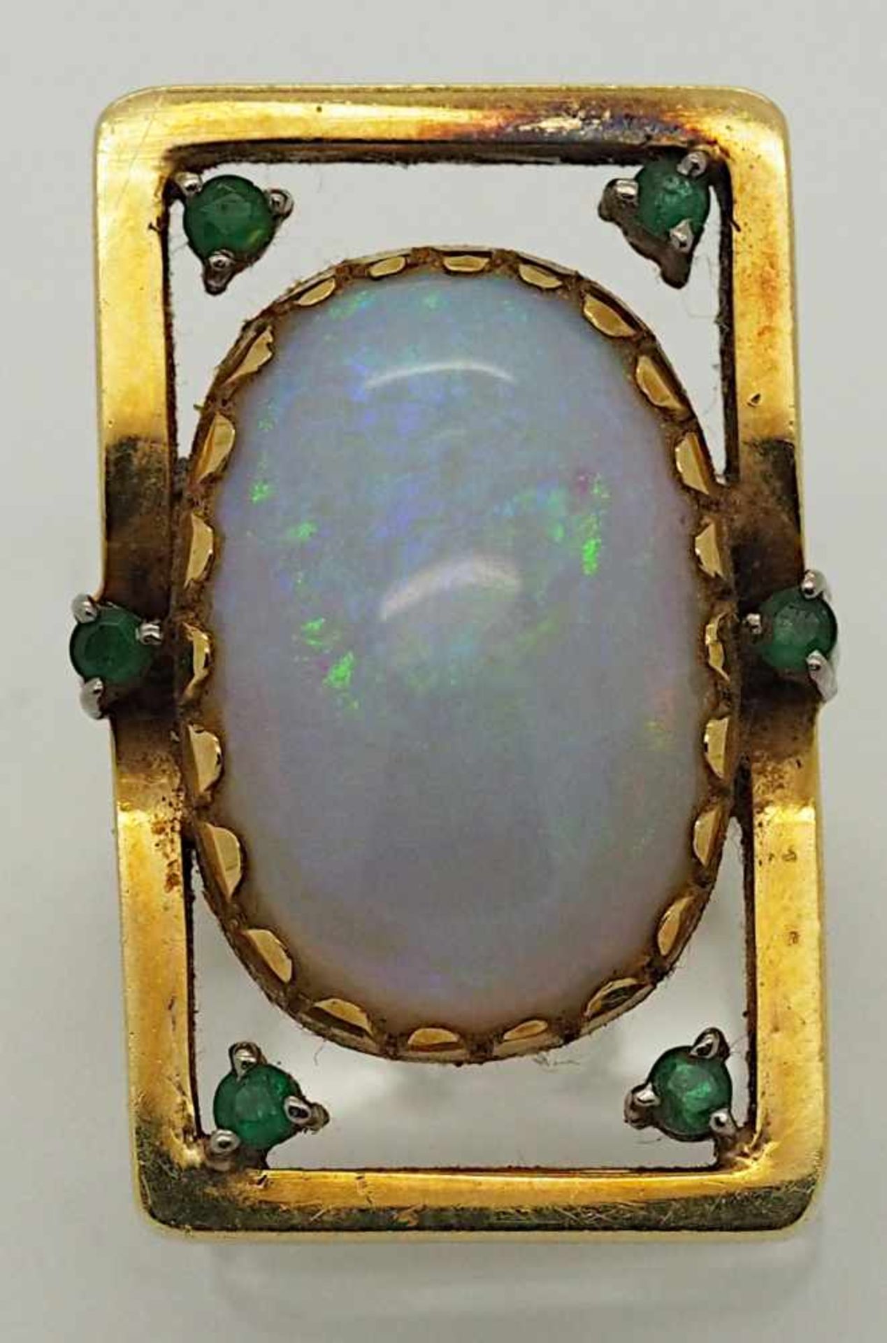 1 Damenring GG 18ct., Opal, wohl Smaragde