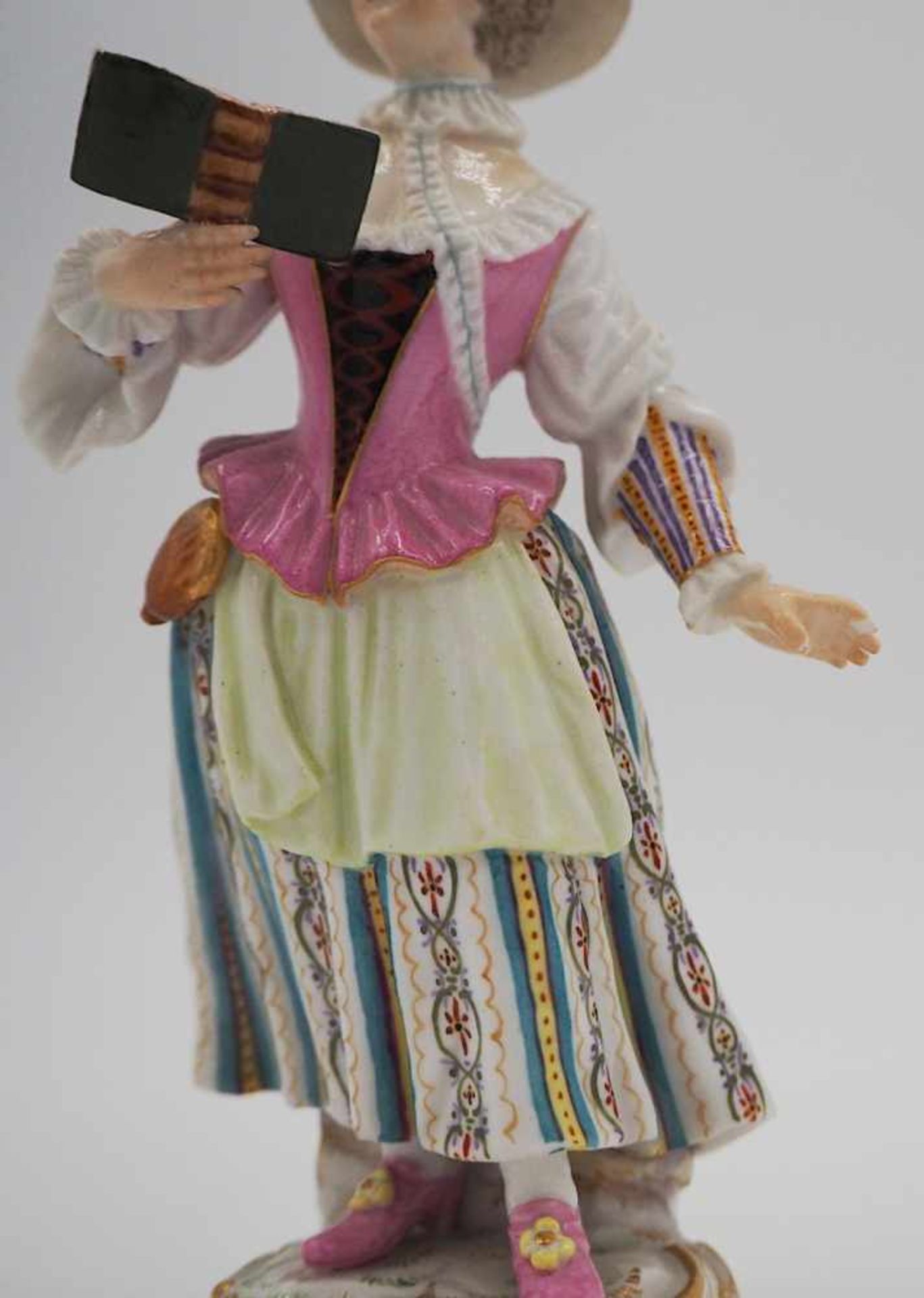 1 Figur Porzellan MEISSEN Knaufschwerter "Sängerin"auf Rocaillensockel bem. goldstaff - Bild 3 aus 4