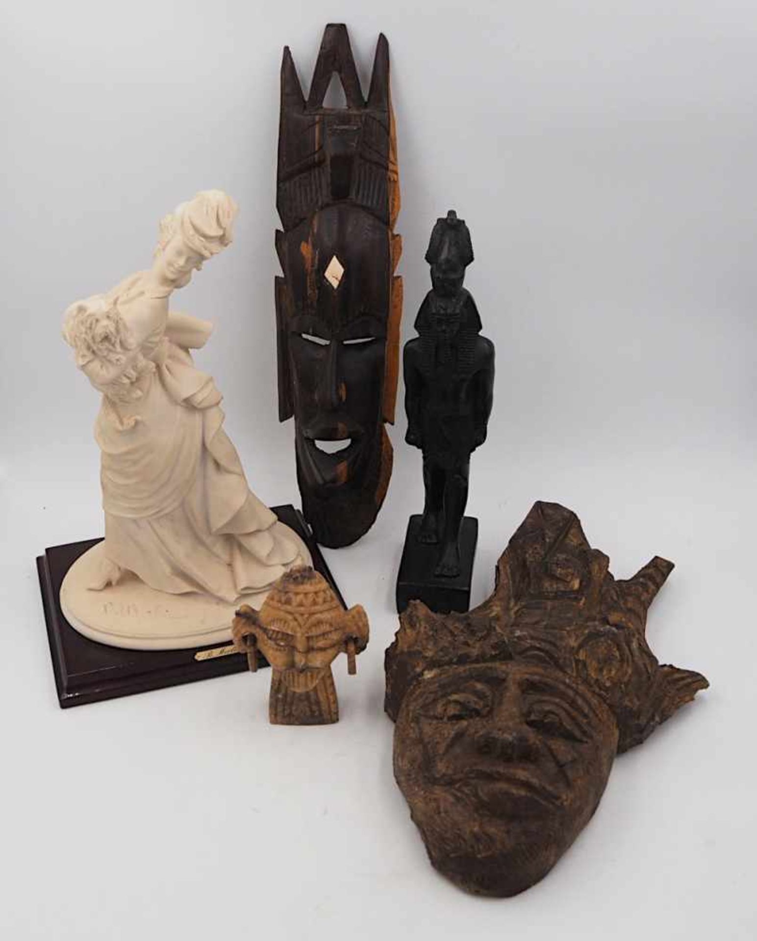 1 Konv. Holz- und Steinfiguren 20. Jh.afrikanische Masken, "Dame mit Hund" sign. B. ME