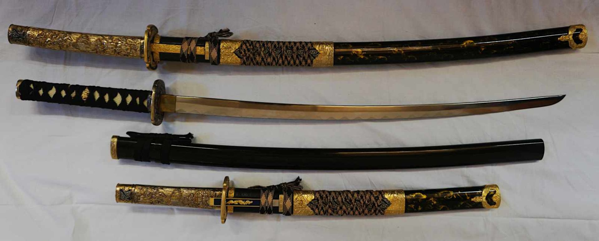 1 Konv. Dekorationsschwerter wohl Japan 20. Jh.:2 Katana/1 Wakizashi z.T. Tsuba mit De