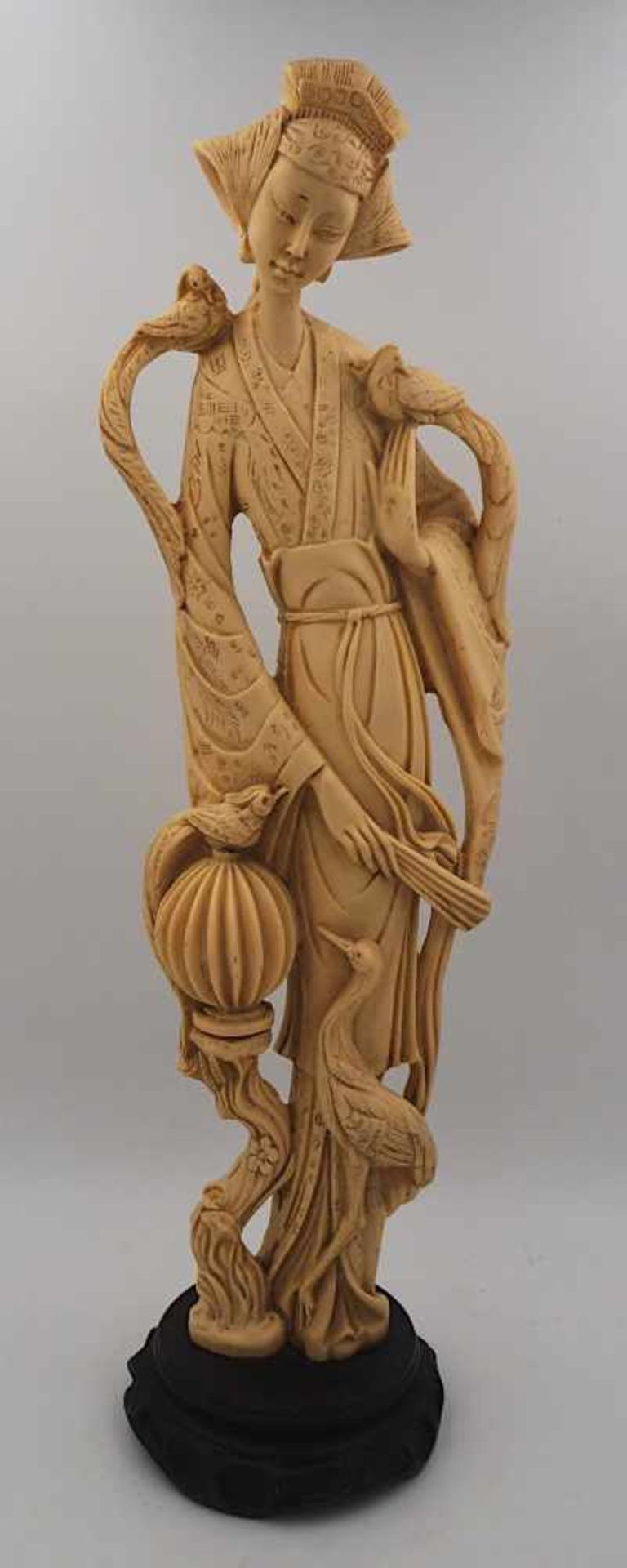 1 Figur Asien 20. Jh. "Dame mit Paradiesvögeln und Lampion"auf Holzpodest, Gesamthöh