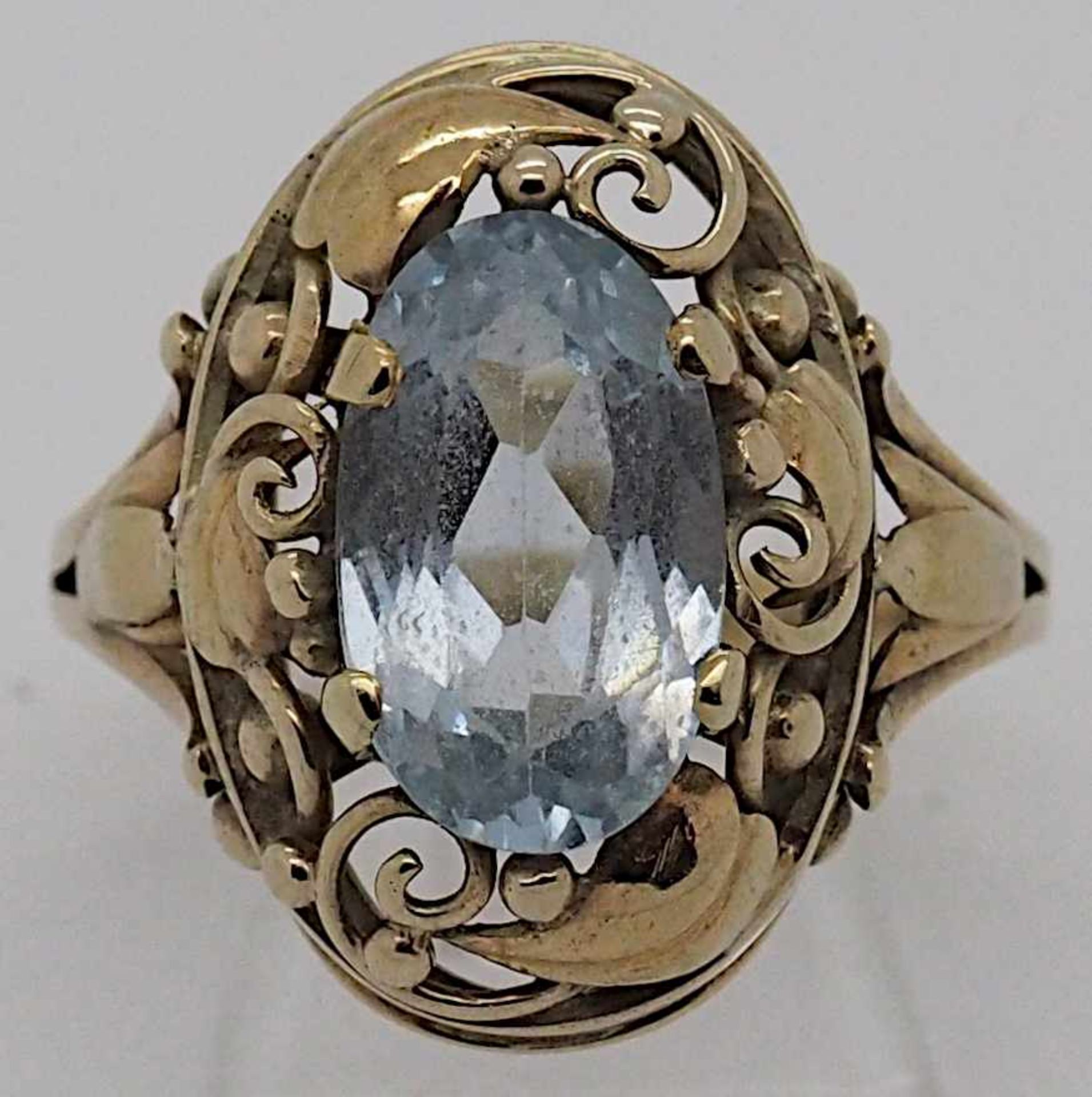 1 Damenring ungestemplt, wohl GG 14ct., hellblauer Steinca. Ringgröße 65