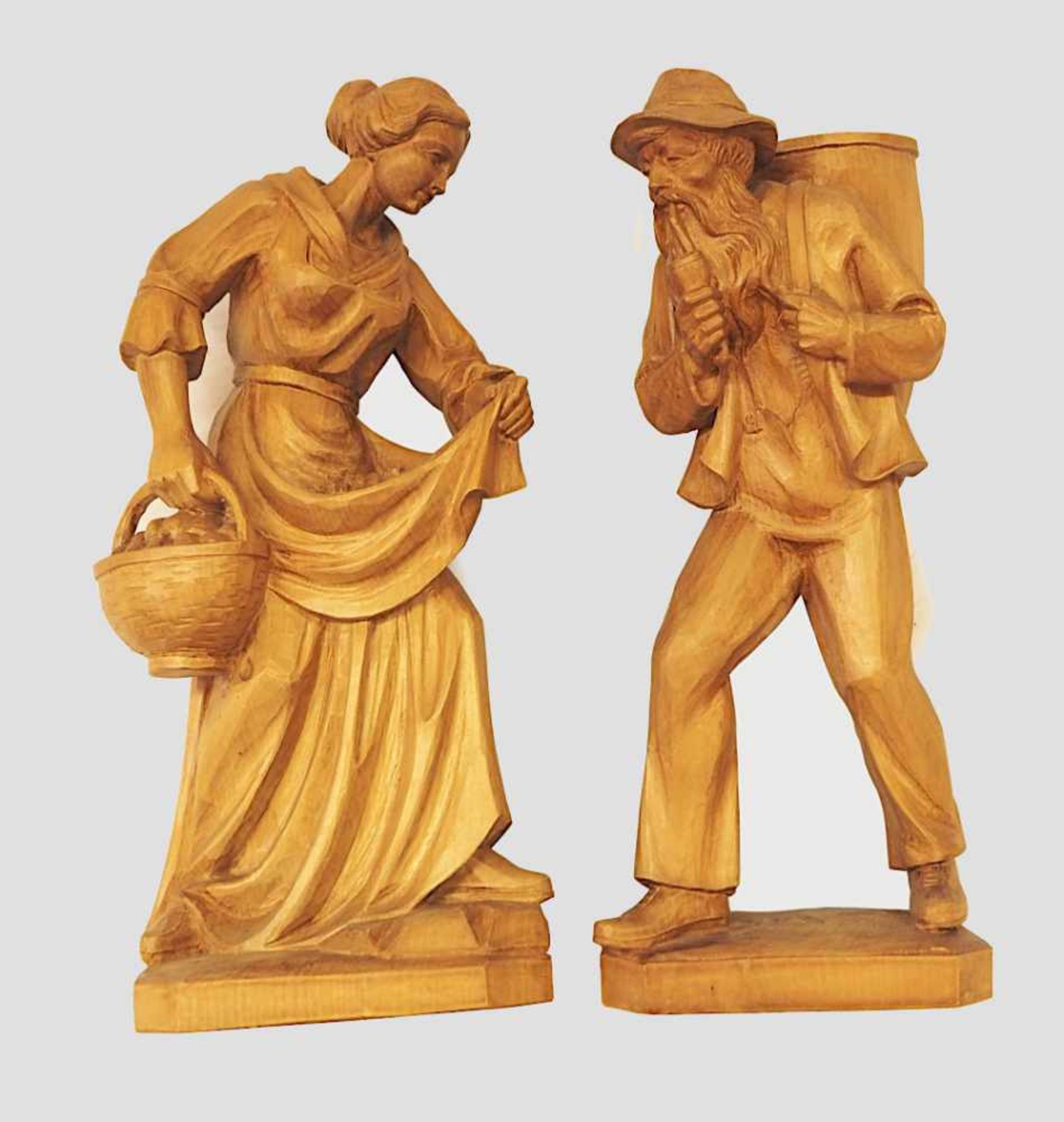 2 Holzfiguren 20. Jh. unbemalt "Almbauer", "Frau bei Apfelernte"z.T. zugeschrieben Kla