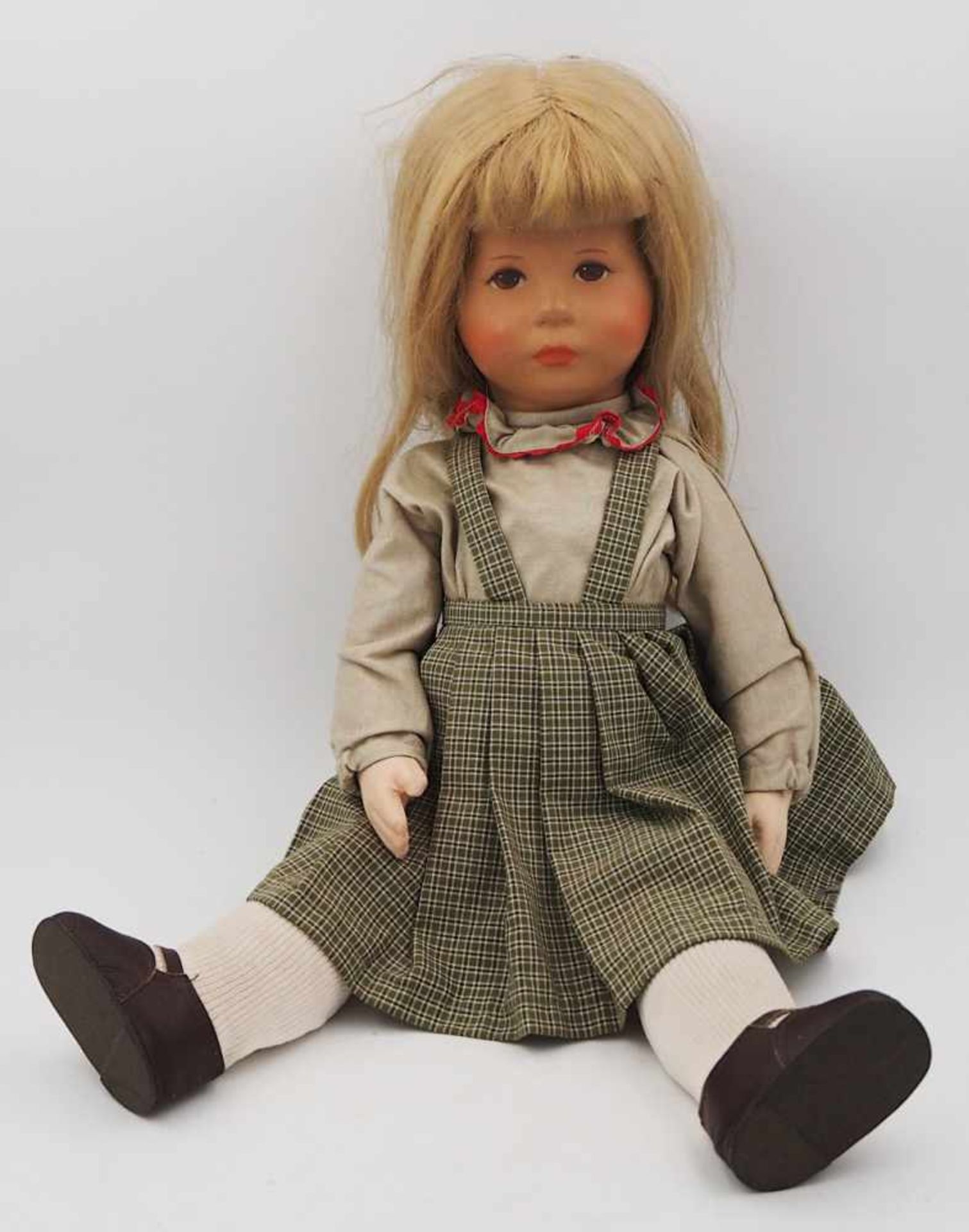 1 Puppe KÄTHE KRUSE wohl 1960er/1970er Jahreblonde Perücke bekleidet h ca. 45cm ber.