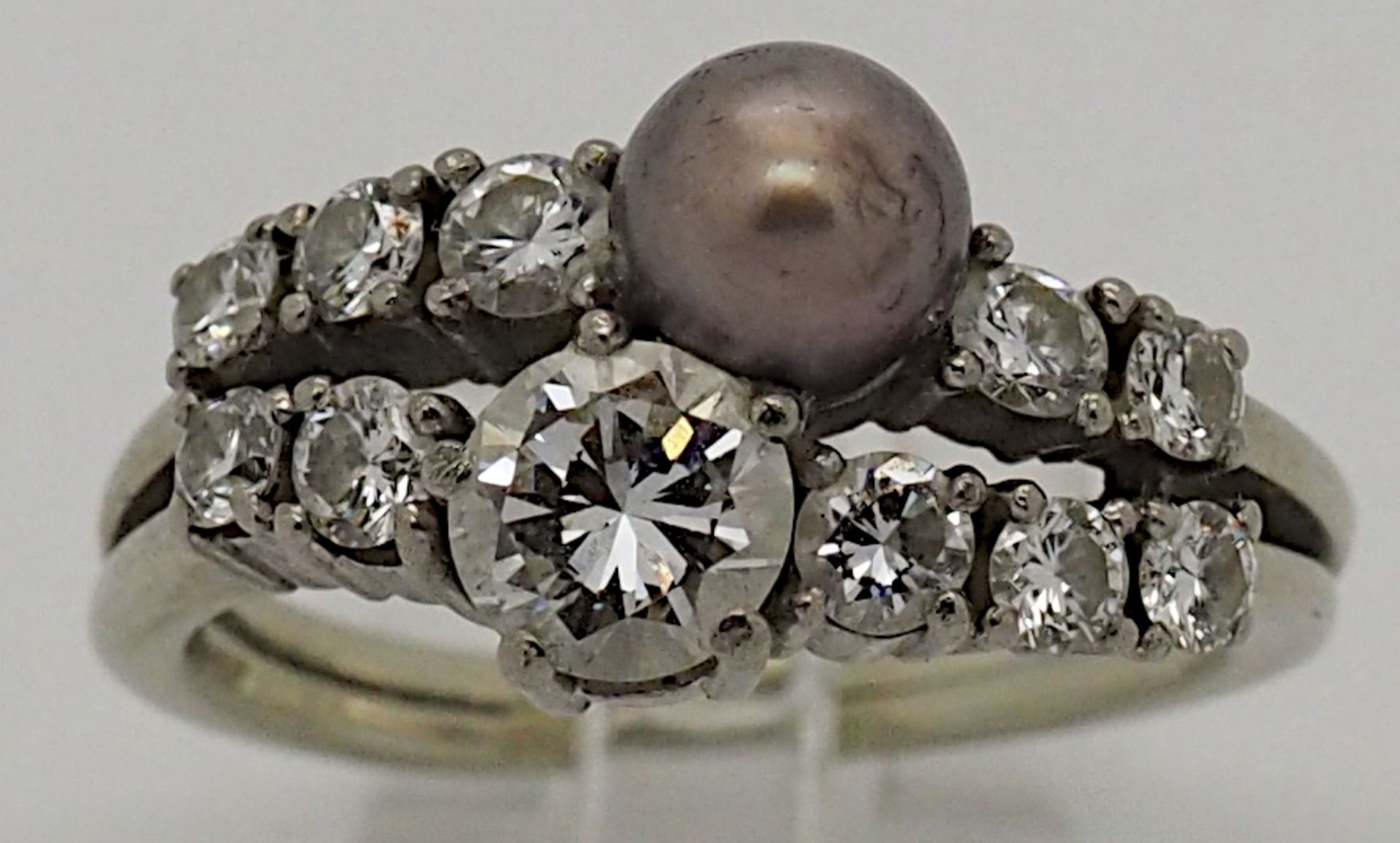 1 Damenring WG 18ct. zentral Brill. ca. 0,6ct. braune Perle, kleine Brill.ca. Ringgrö