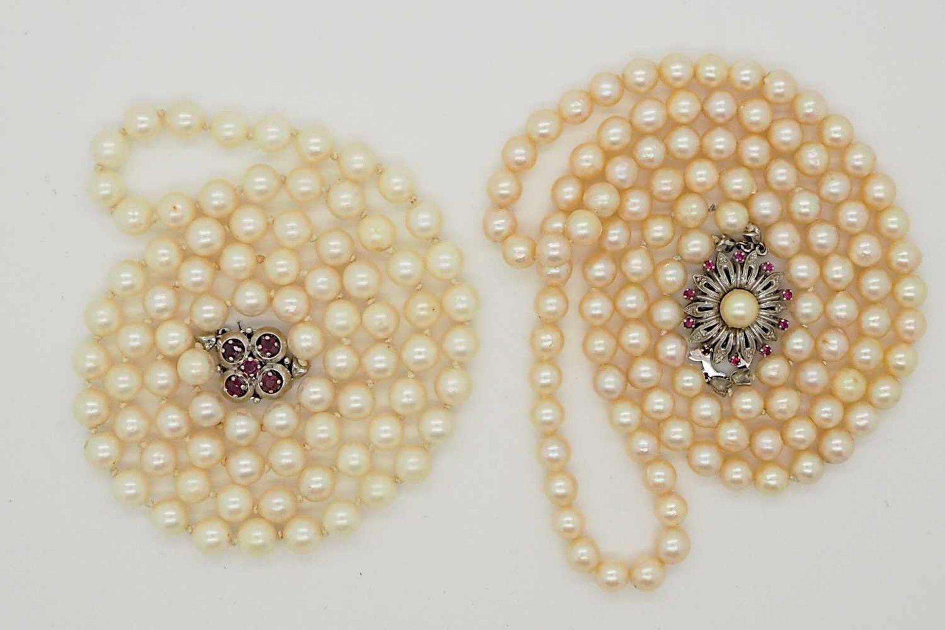 2 Perlenketten: Verschluss WG 14/18ct., Rubine