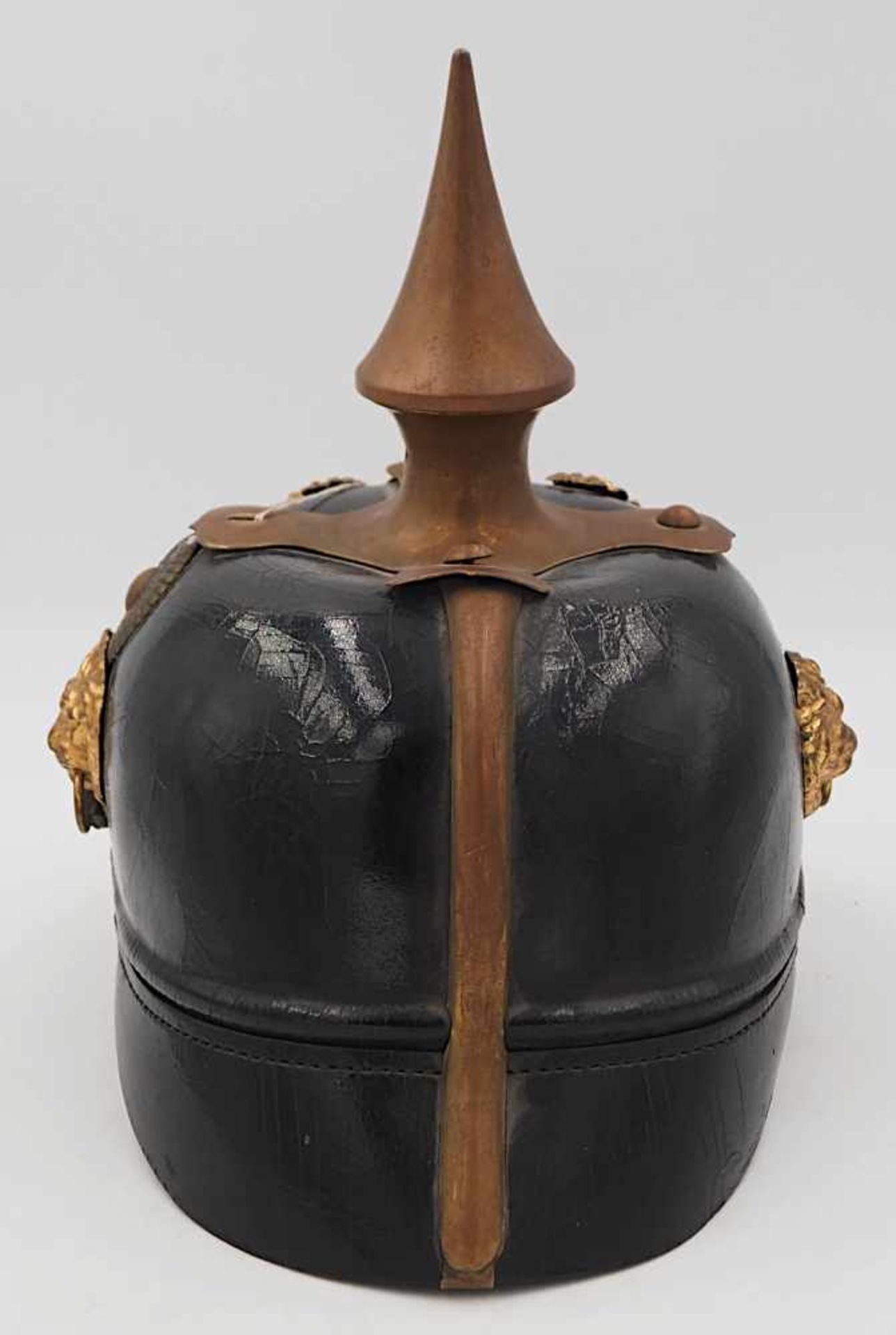 1 Helm mit Spitze, wohl Modell 1886 Bayern, Ende 19. Jh.Lederglocke mit Messingapplike - Bild 3 aus 5