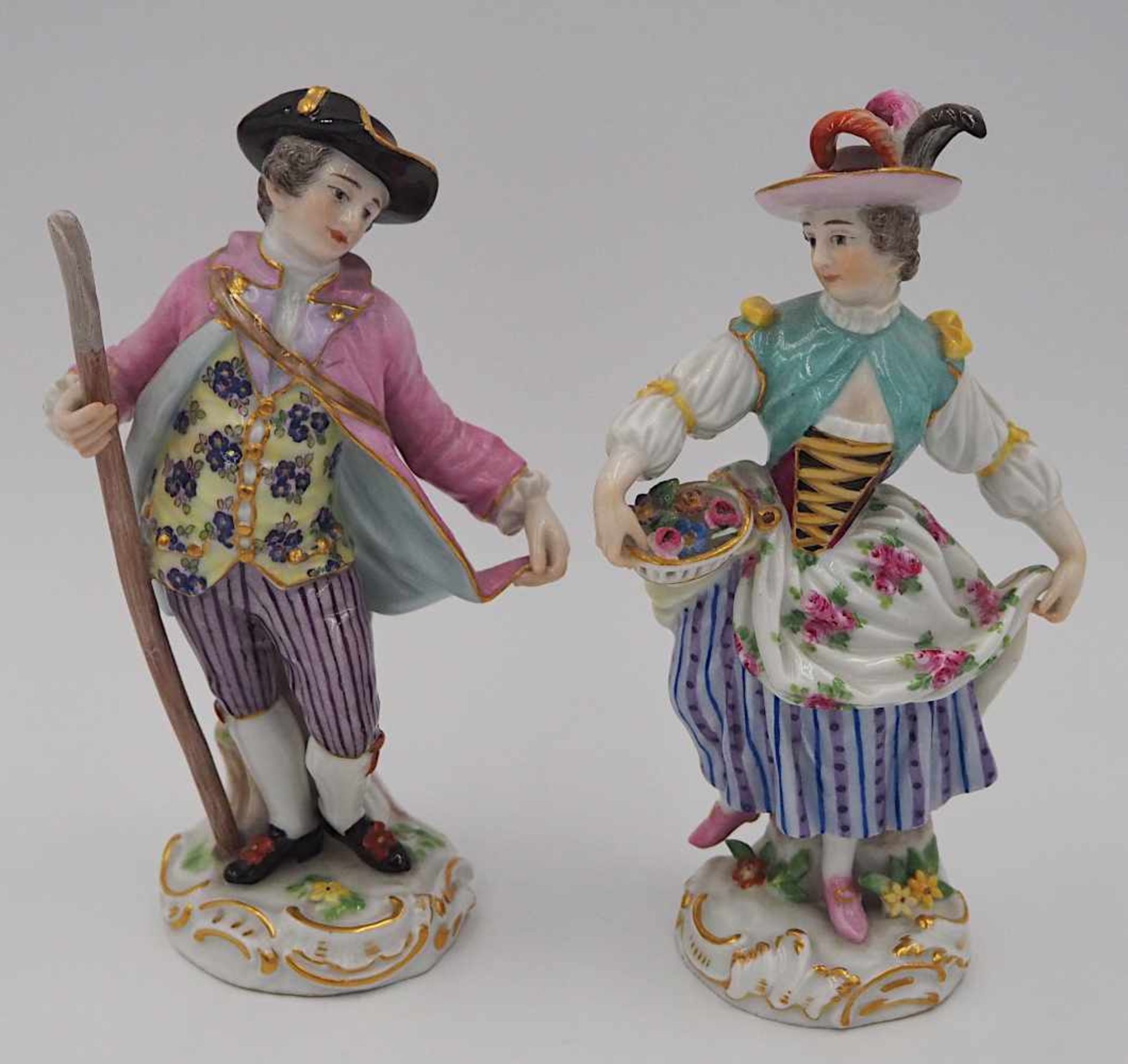 2 Figuren Porz. MEISSEN Knaufschwerter "Der Bote" "Blumenmädchen"jew. Rocaillensockel