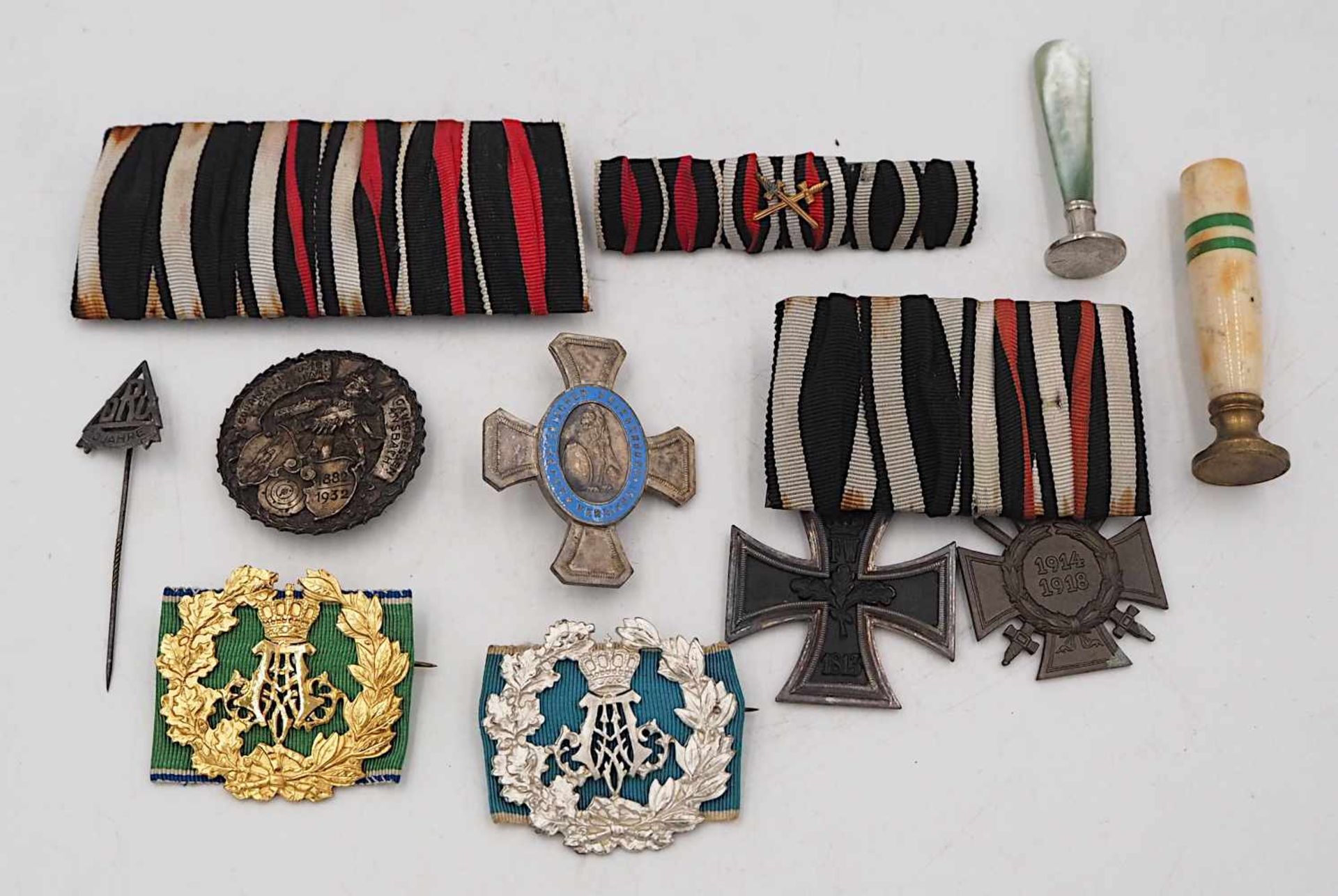 1 Konv. Orden/Abzeichen u.a., z.T. 1. WK:Ordensspange "Eisernes Kreuz", "Ehrenkreuz de