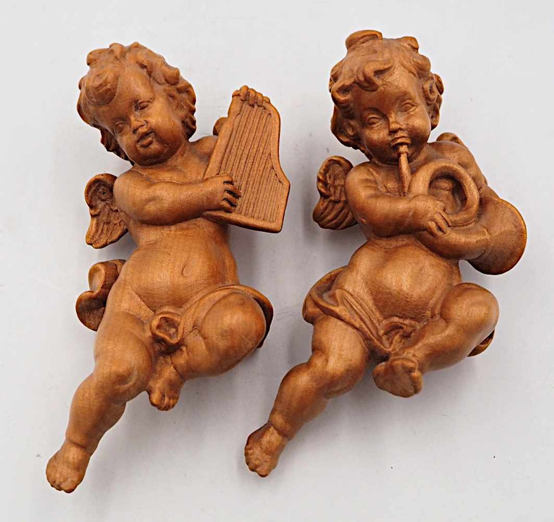 1 Konv. Holzfiguren nztl., z.T. bemalt:"Madonna mit Kind", "Musizierende Putti", z.T.