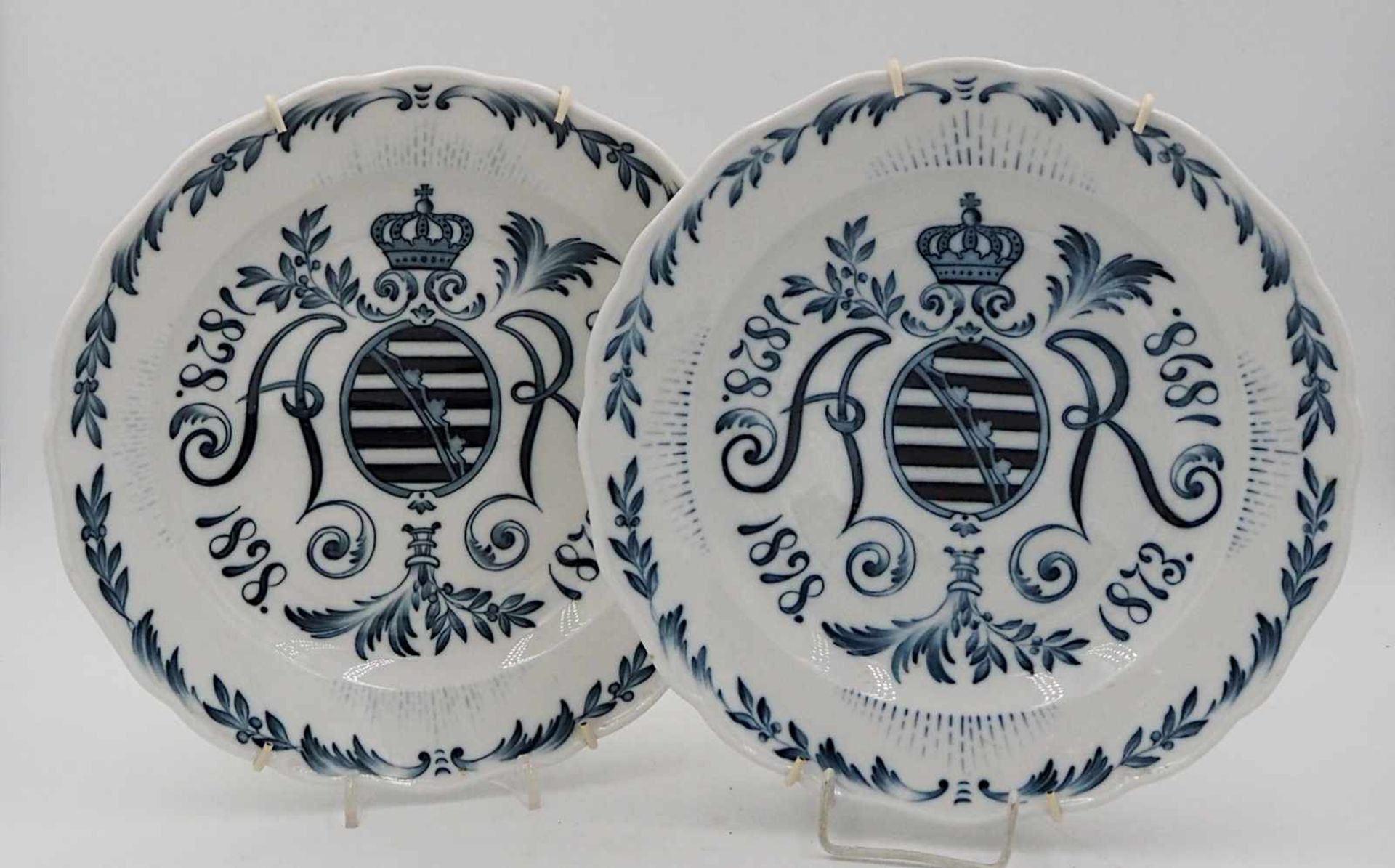 2 Reservistenteller je Porz. MEISSEN mit sächsischem Augustus-Rex-Wappen mit Kronebla