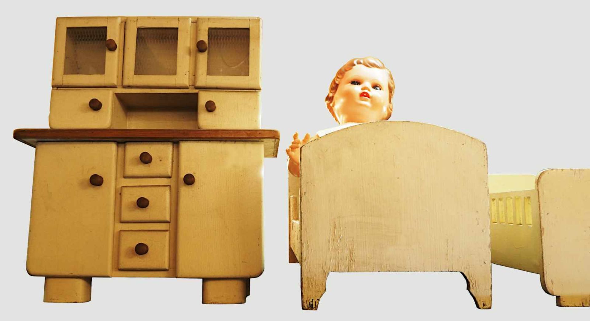 1 Konv. Puppenstubenzubehör, Puppenmöbel, 1 Puppewohl 1950er bis 1970er Jahre Holz M - Image 3 of 4
