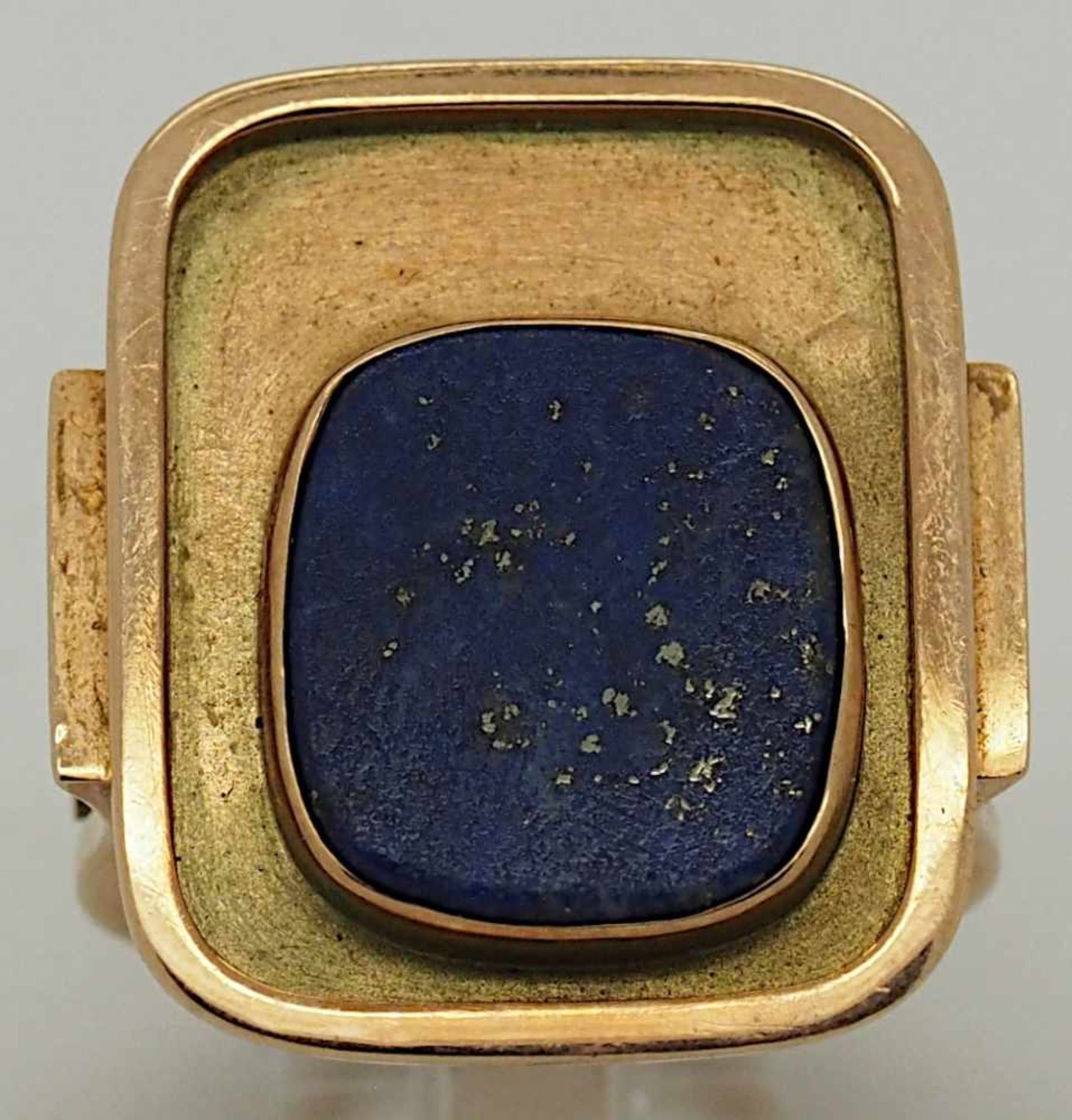 1 Ring GG 14ct., wohl Lapislazulica. Ringgröße 58-59