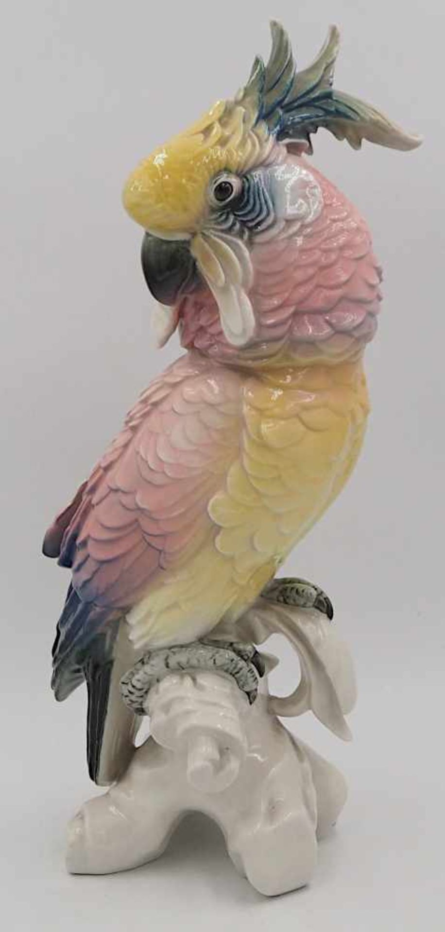 1 Porzellanfigur ENS "Kakadu"polychrom bemalt auf naturalistischem Sockel, H ca. 36cm,