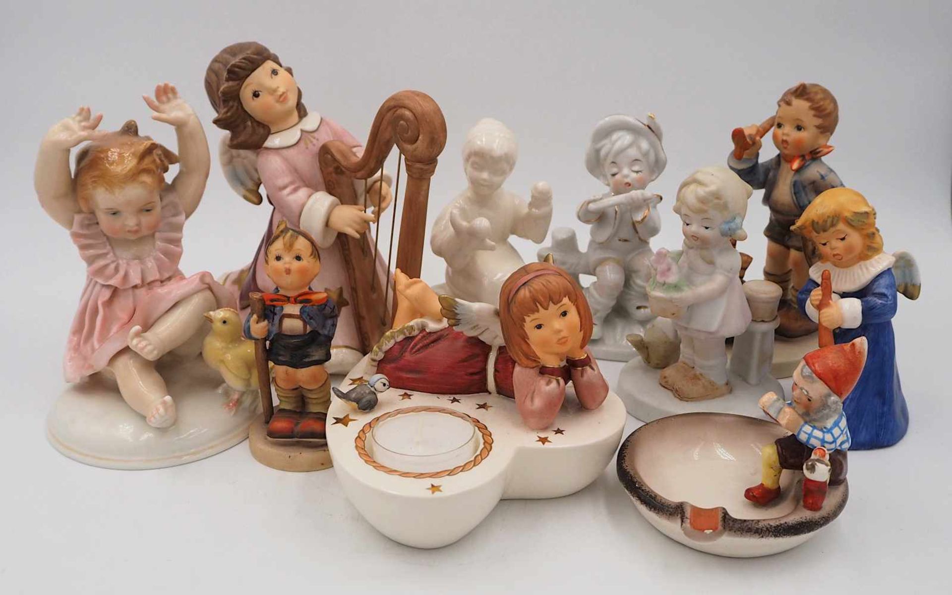 1 Konv. Porzellanfiguren GOEBEL, ENS u.a. Hummelfiguren "Maler" sowie "Kleinkind mit Küken", "Engel