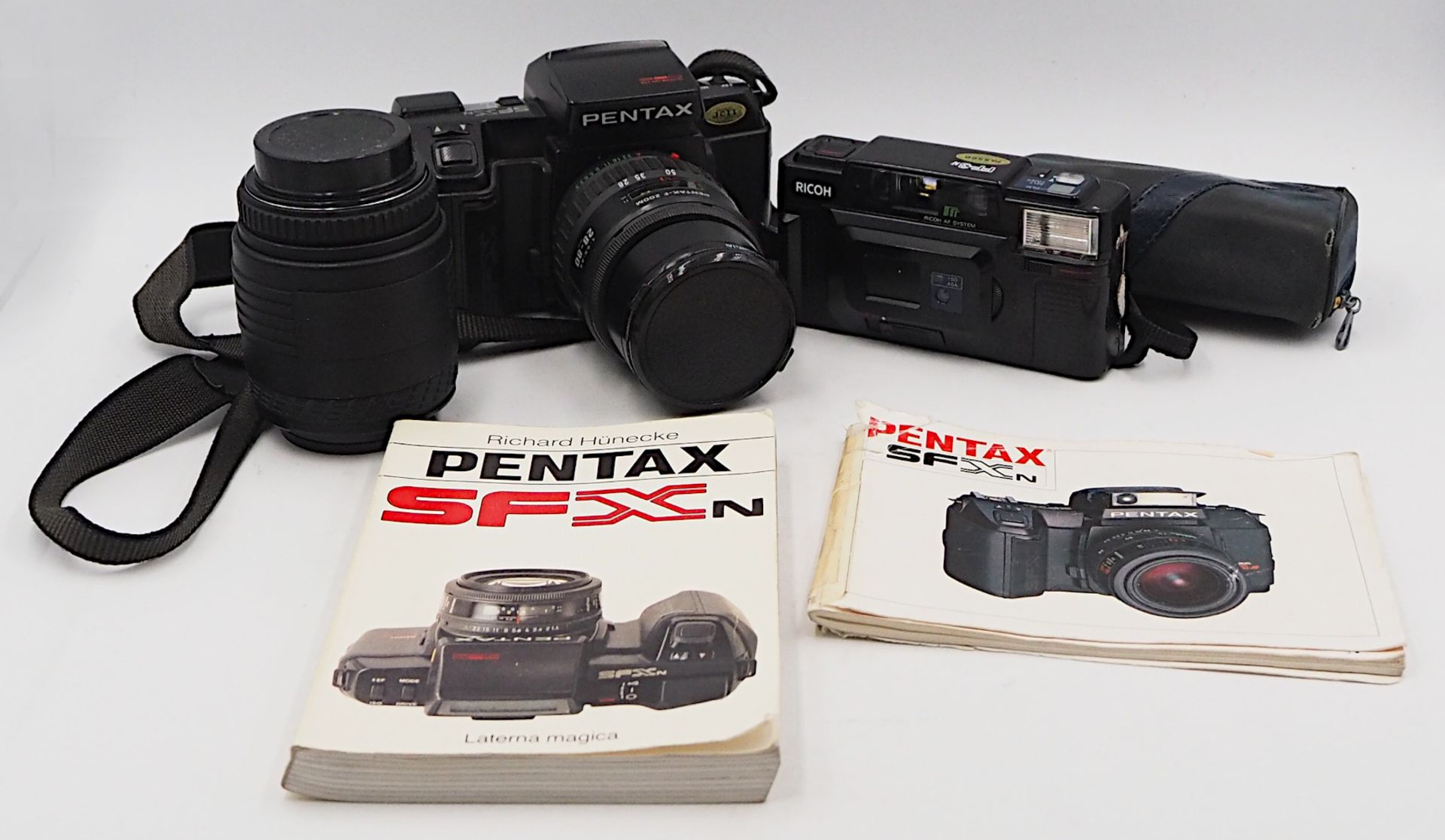 1 Fotoapparat PENTAX "SFX"1 Fotoapparat RICOH "FF-3 AF", Objektiv SIGMA "UC Zoom" mit