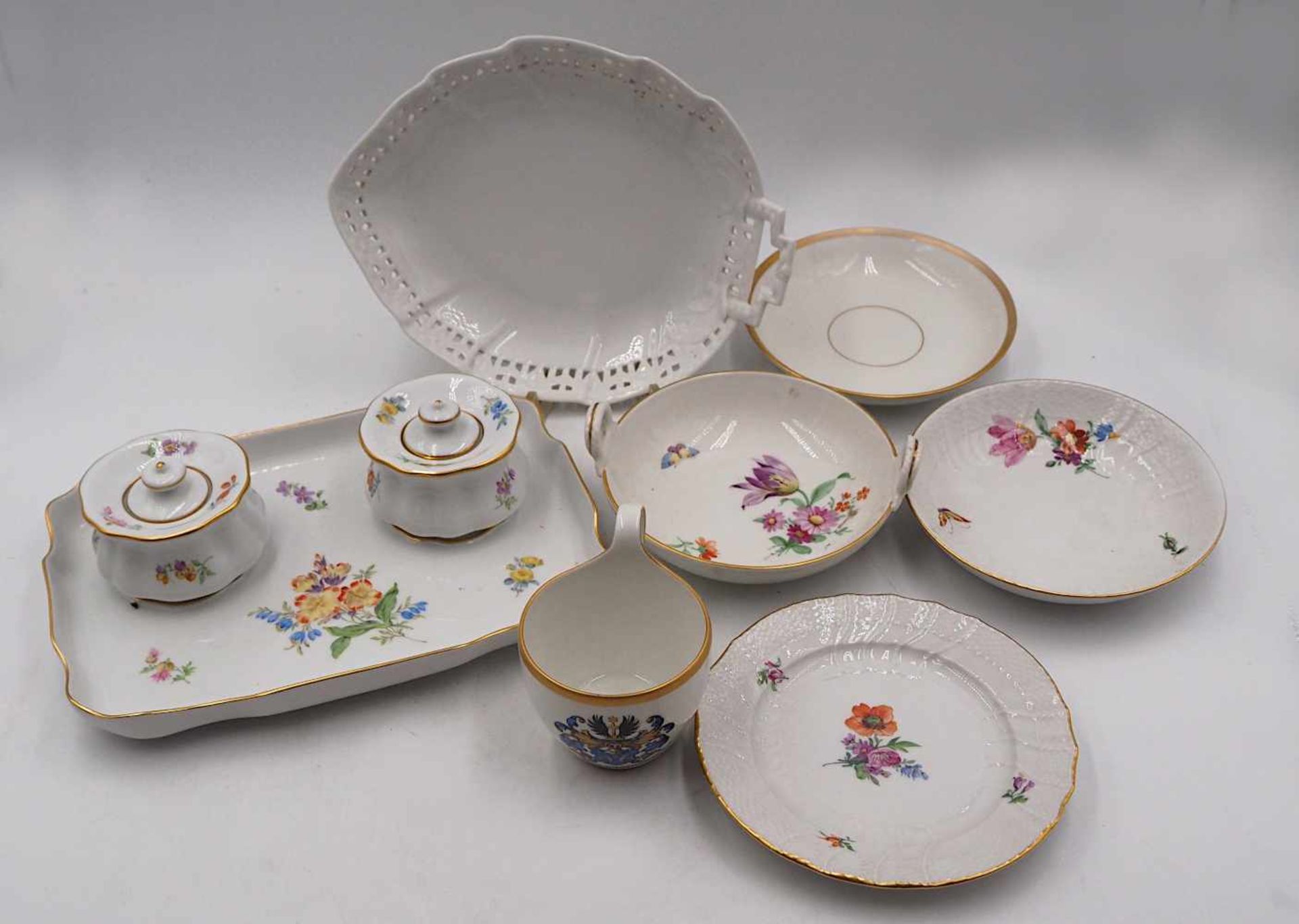 1 Tischaufsatz mit Tintenfäßchen Porz. MEISSEN goldstaff. mit "Streublumendekor"sowi